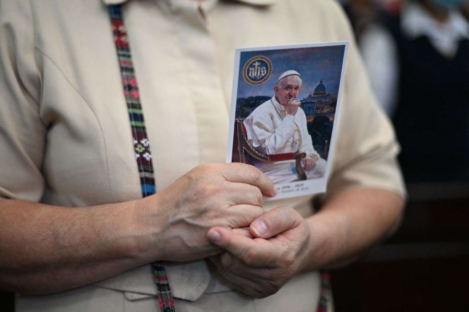 Una mujer sostiene una postal con una imagen del fallecido Papa Francisco durante una misa conmemorativa en la Catedral Metropolitana de la Ciudad de Guatemala. AFP