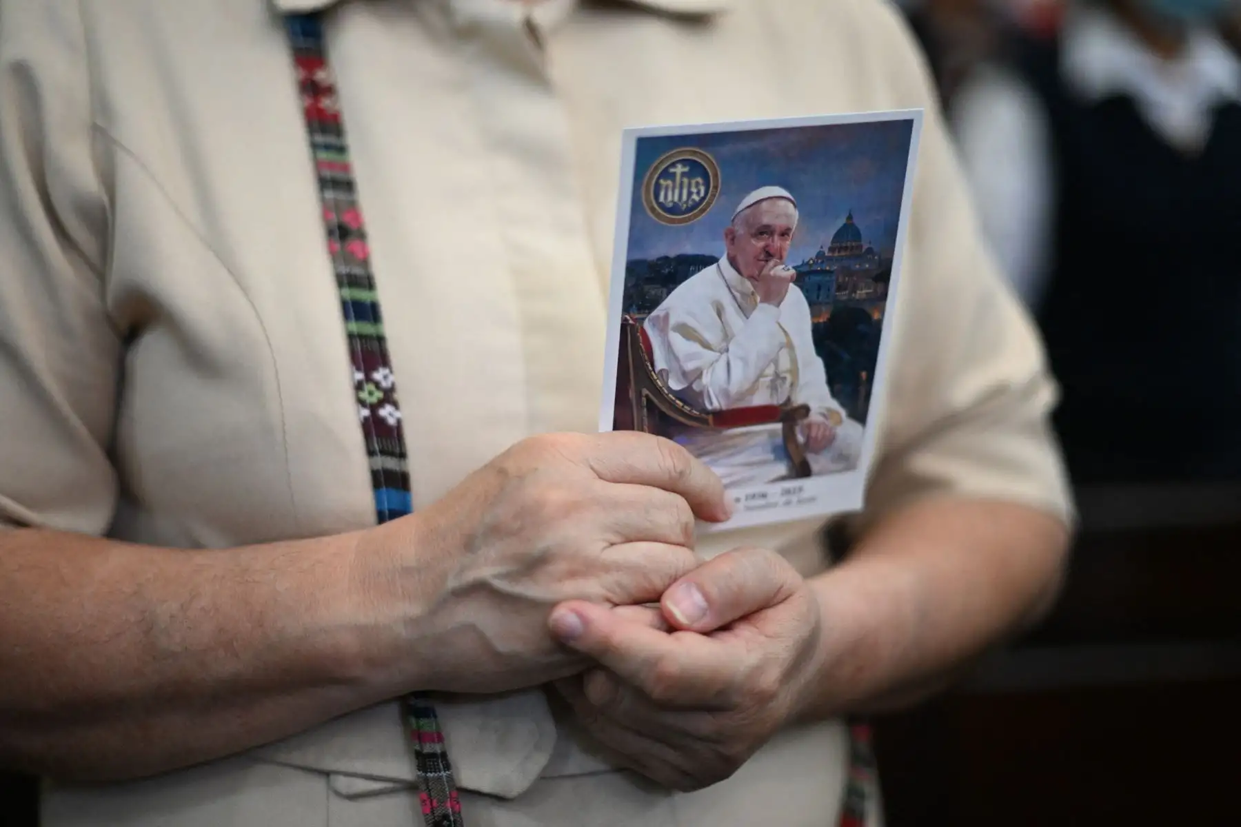 Una mujer sostiene una postal con una imagen del fallecido Papa Francisco durante una misa conmemorativa en la Catedral Metropolitana de la Ciudad de Guatemala. AFP