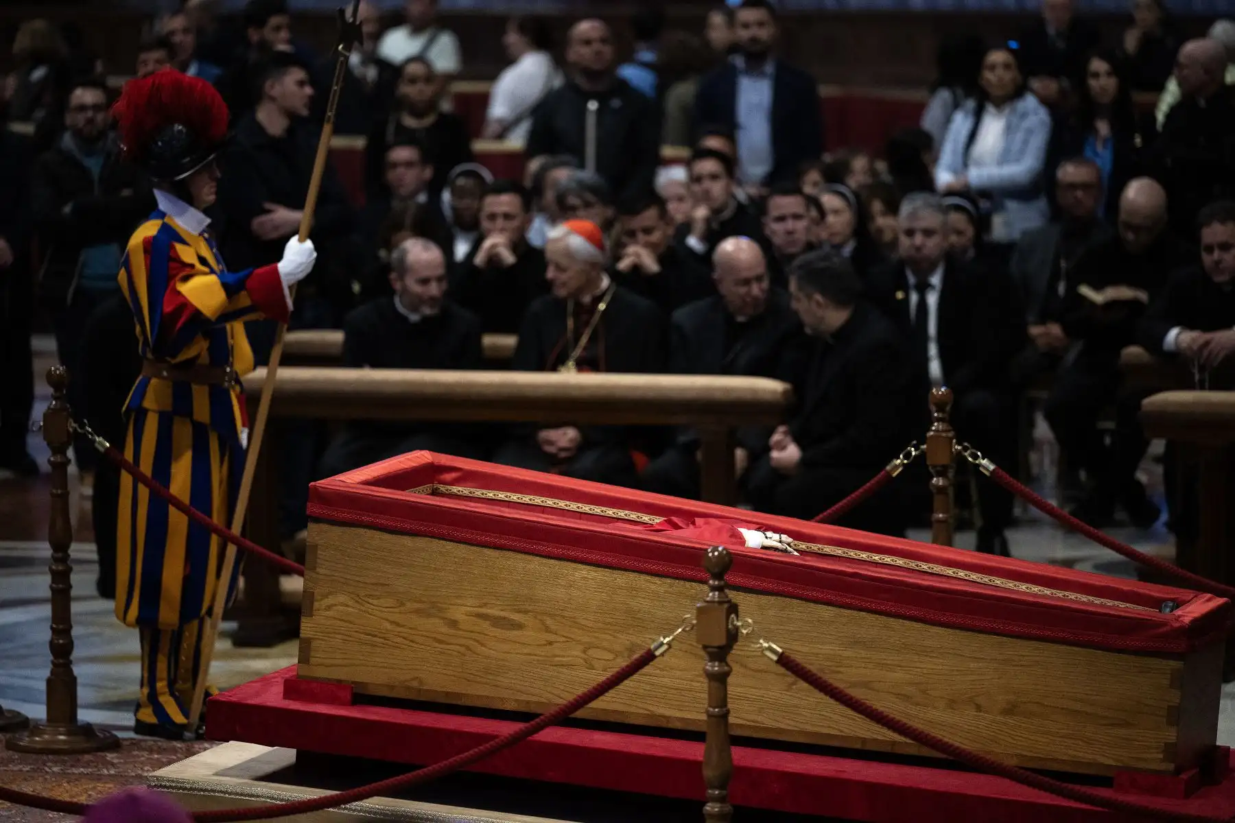 Un guardia suizo permanece junto al ataúd del difunto Papa Francisco mientras yace en estado en la Basílica de San Pedro en el Vaticano, un día antes del funeral del Papa, el 25 de abril de 2025. Foto: AFP
