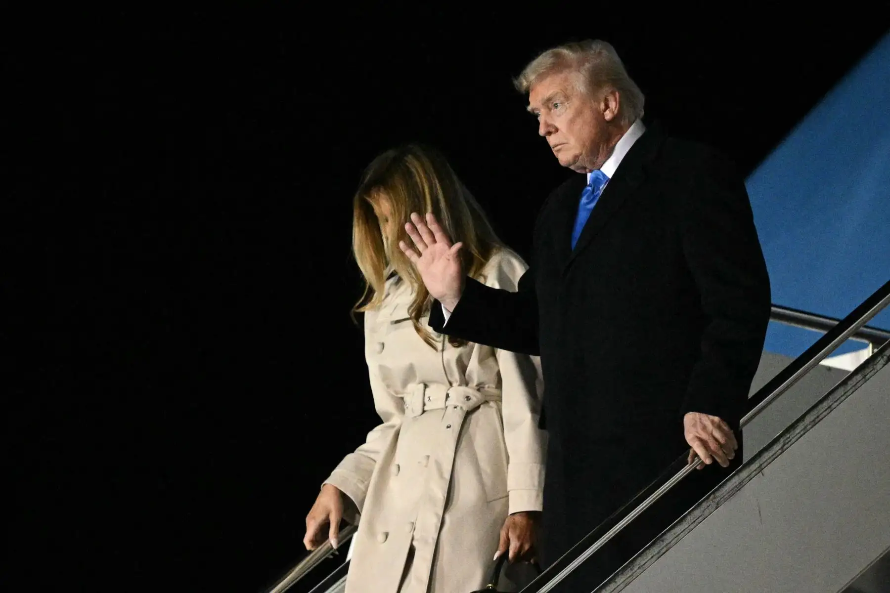 El presidente de Estados Unidos, Donald Trump, y la primera dama Melania Trump descienden del Air Force One a su llegada al Aeropuerto Internacional Leonardo da Vinci en Roma el 25 de abril de 2025. Trump está en Roma para asistir al funeral del Papa Francisco.