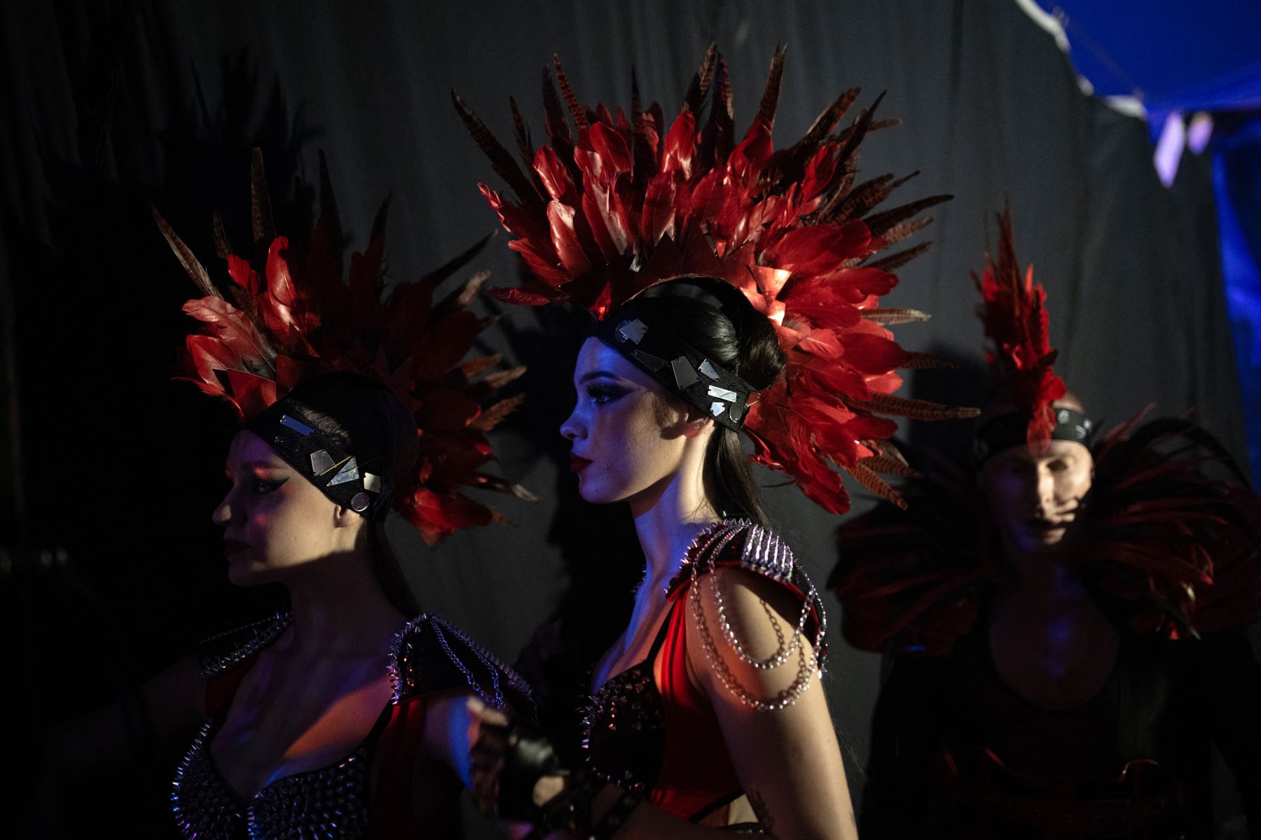 Los bailarines del Circus Cortex se preparan entre bastidores durante su espectáculo 