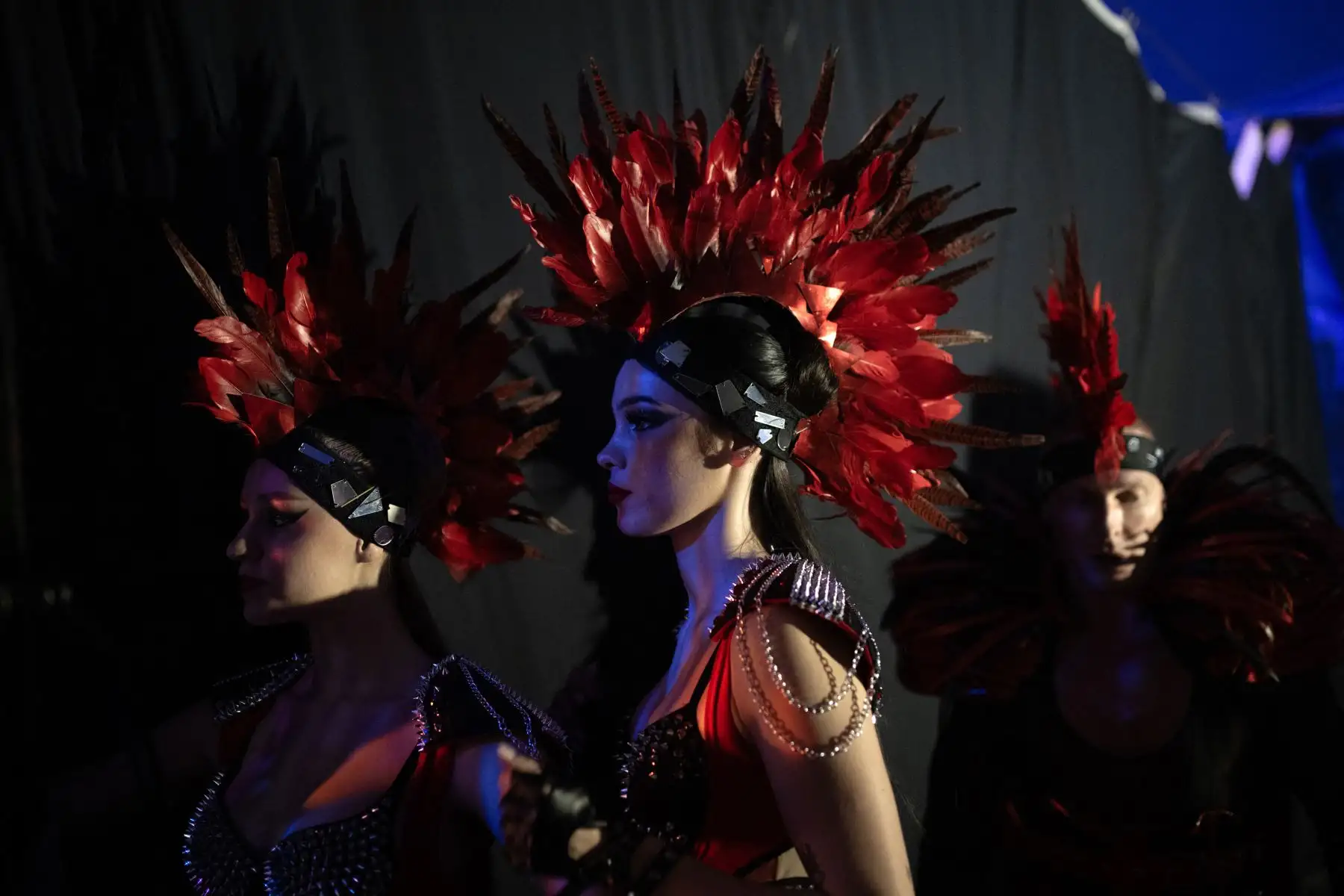 Los bailarines del Circus Cortex se preparan entre bastidores durante su espectáculo 