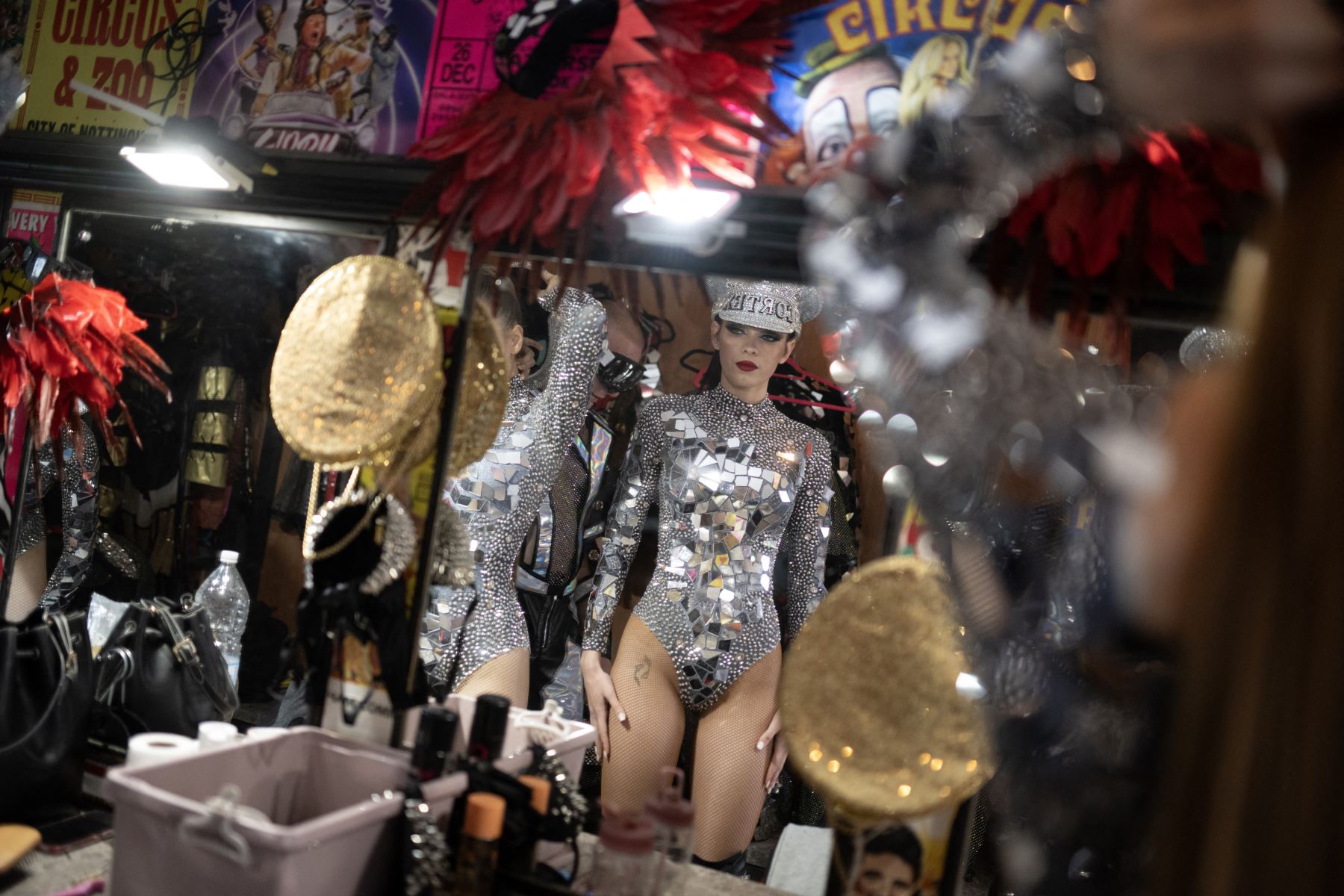 Los bailarines de Circus Cortex se preparan en su camerino detrás del escenario durante su espectáculo 