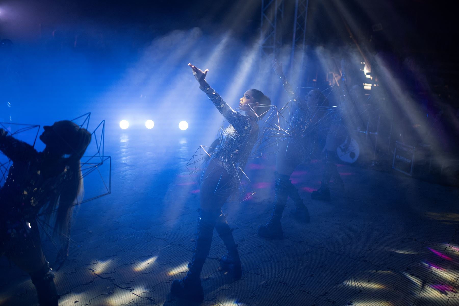 Bailarines del circo Cortex actúan durante su espectáculo 