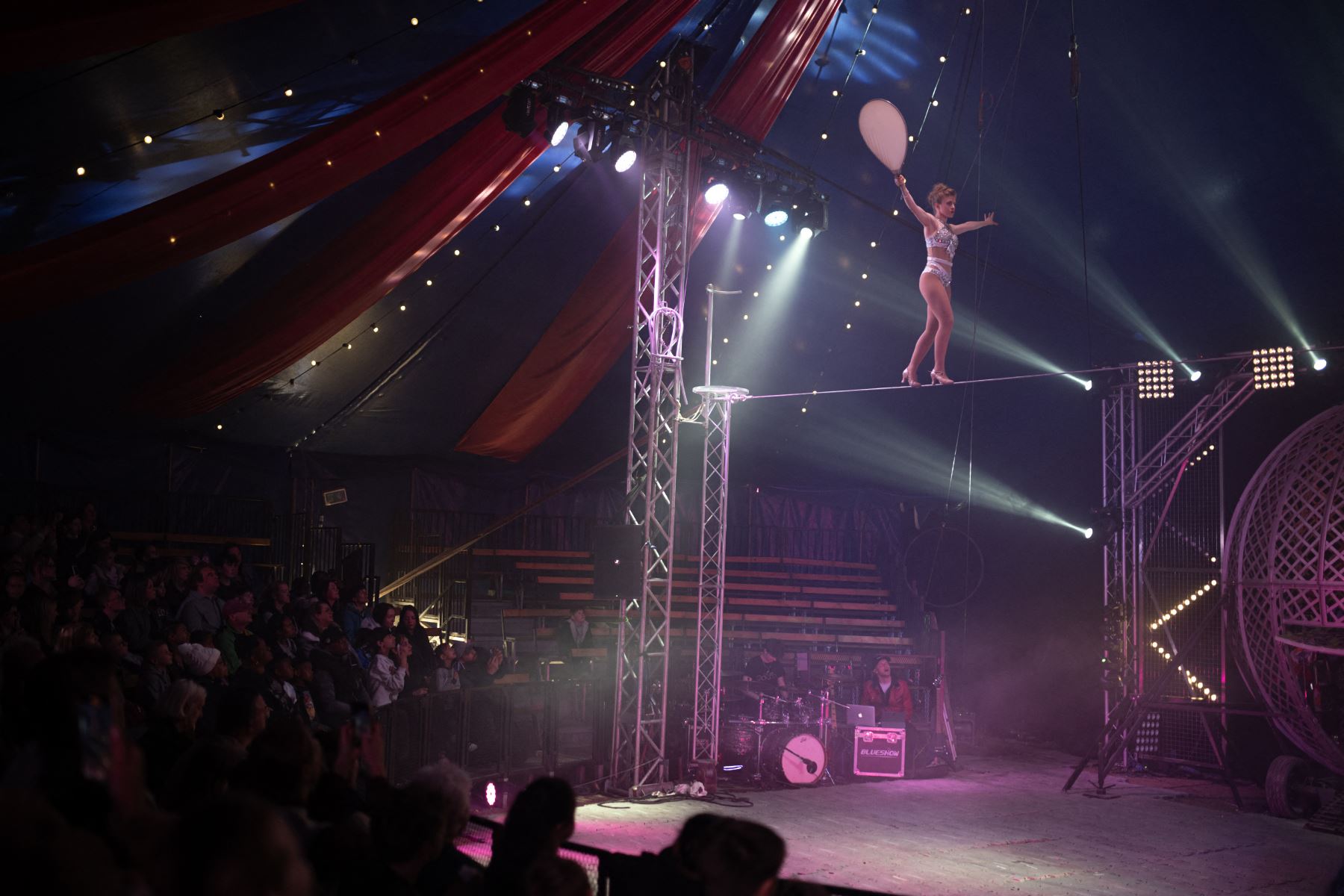 Ksenia Archer, una equilibrista del circo Cortex, actúa durante su espectáculo 