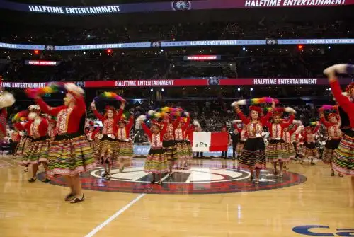 Bailarines peruanos interpretan "La Valicha" durante el espectáculo de medio tiempo del partido entre los Washington Wizards y el Miami Heat en el Capital One Arena, en Washington D.C.. Foto: ANDINA/Difusión