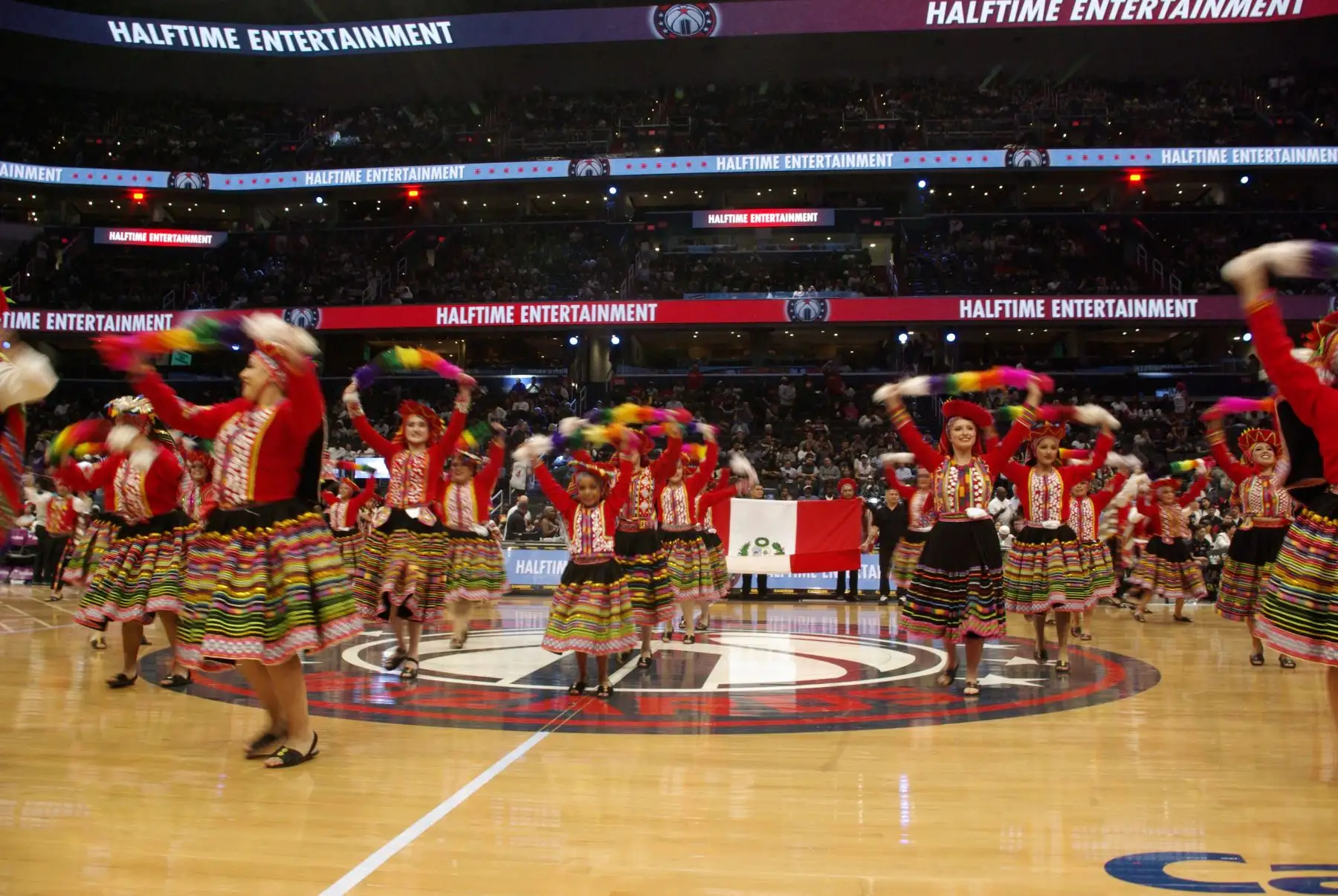 Bailarines peruanos interpretan "La Valicha" durante el espectáculo de medio tiempo del partido entre los Washington Wizards y el Miami Heat en el Capital One Arena, en Washington D.C.. Foto: ANDINA/Difusión