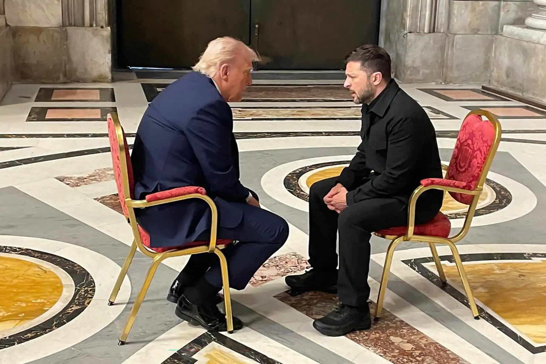 El presidente ucraniano, Volodymyr Zelensky, se reúne con el presidente estadounidense, Donald Trump, en el marco del funeral del papa Francisco en la Basílica de San Pedro del Vaticano, el sábado 26 de abril de 2025. Foto: Ministerio de Asuntos Exteriores de Ucrania / AFP