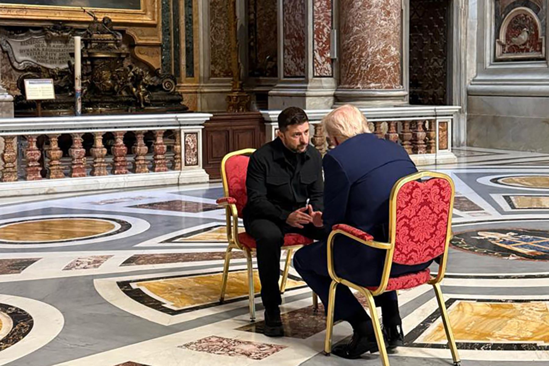 El presidente ucraniano, Volodymyr Zelensky, se reúne con el presidente estadounidense, Donald Trump, en el marco del funeral del papa Francisco en la Basílica de San Pedro del Vaticano, el sábado 26 de abril de 2025. Foto: Prensa Presidencial de Ucrania / AFP