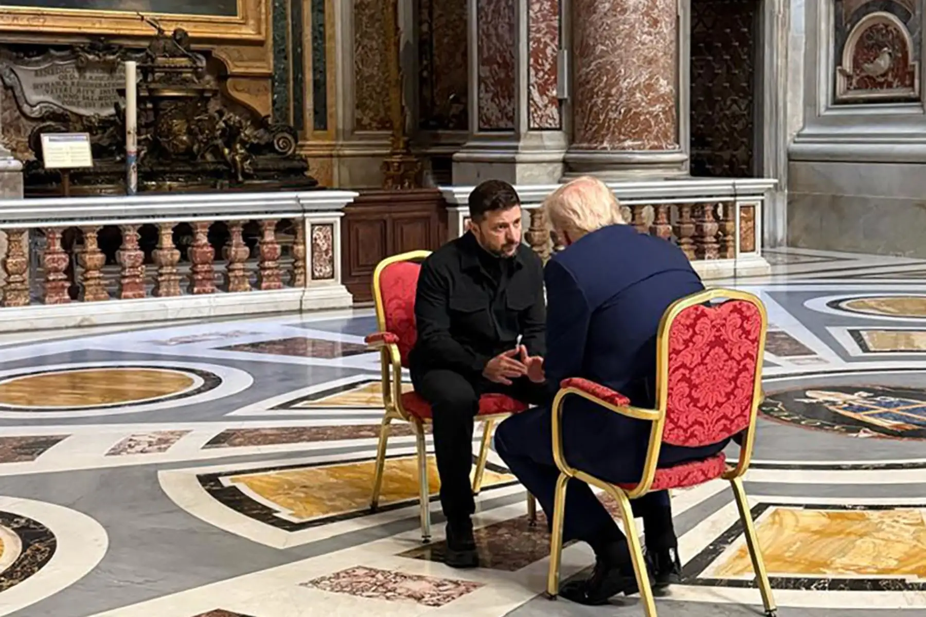 El presidente ucraniano, Volodymyr Zelensky, se reúne con el presidente estadounidense, Donald Trump, en el marco del funeral del papa Francisco en la Basílica de San Pedro del Vaticano, el sábado 26 de abril de 2025. Foto: Prensa Presidencial de Ucrania / AFP