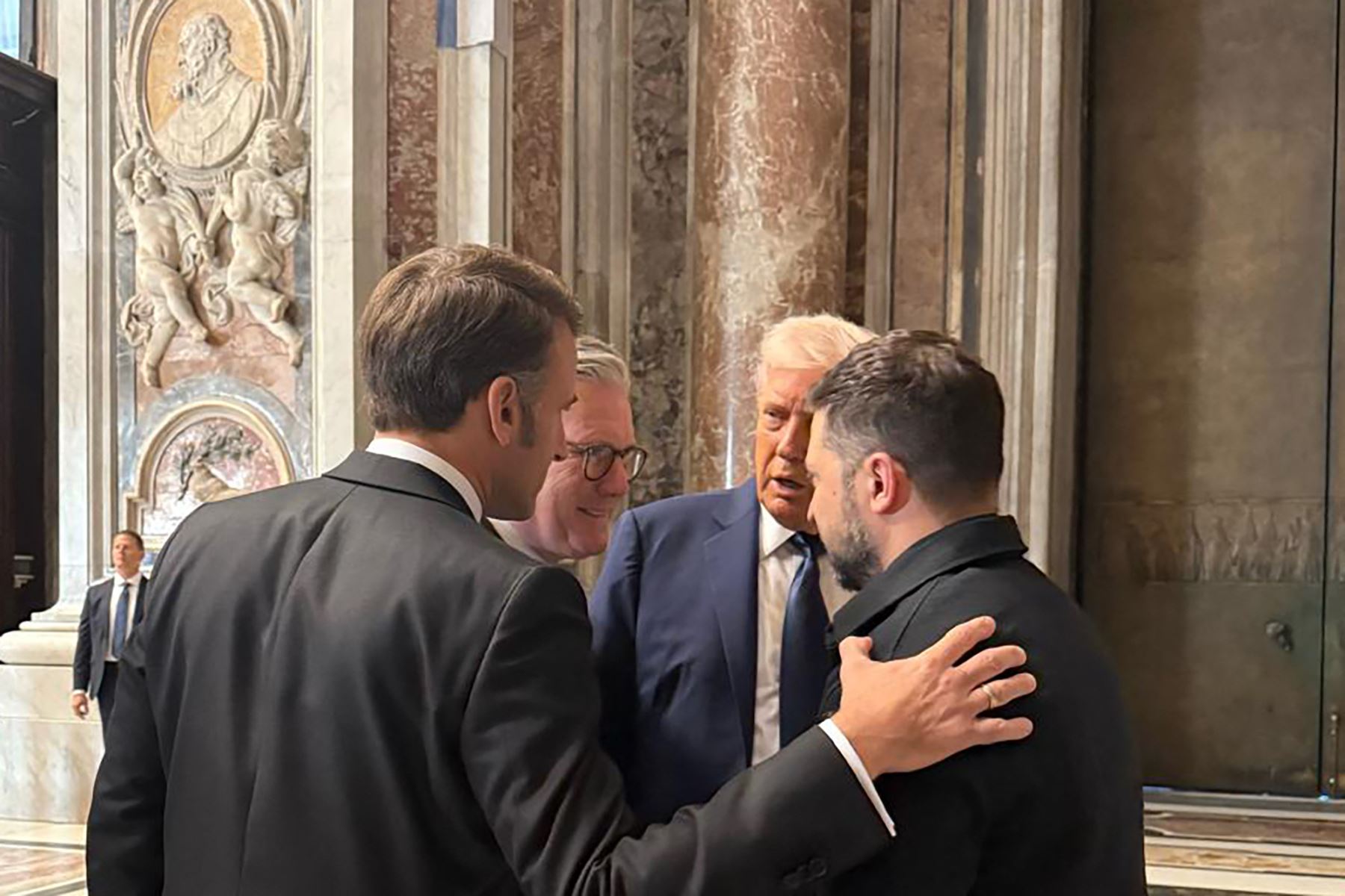 El presidente de Francia, Emmanuel Macron, el primer ministro británico, Keir Starmer, y el presidente de Estados Unidos, Donald Trump, hablan con el presidente de Ucrania, Volodymyr Zelensky, en el marco del funeral del Papa Francisco en la Basílica de San Pedro en el Vaticano. Foto: Prensa Presidencial de Ucrania / AFP
