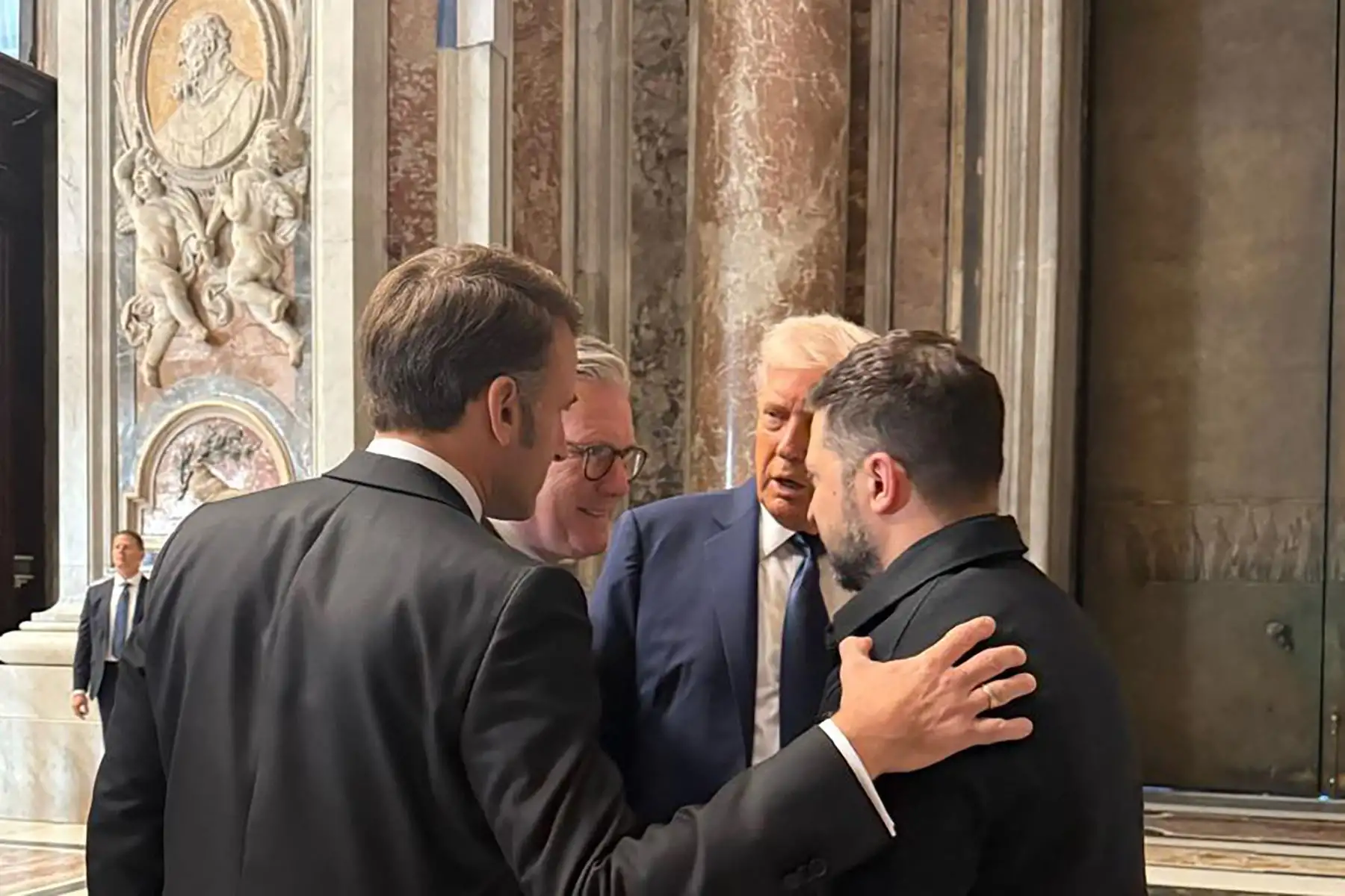El presidente de Francia, Emmanuel Macron, el primer ministro británico, Keir Starmer, y el presidente de Estados Unidos, Donald Trump, hablan con el presidente de Ucrania, Volodymyr Zelensky, en el marco del funeral del Papa Francisco en la Basílica de San Pedro en el Vaticano. Foto: Prensa Presidencial de Ucrania / AFP
