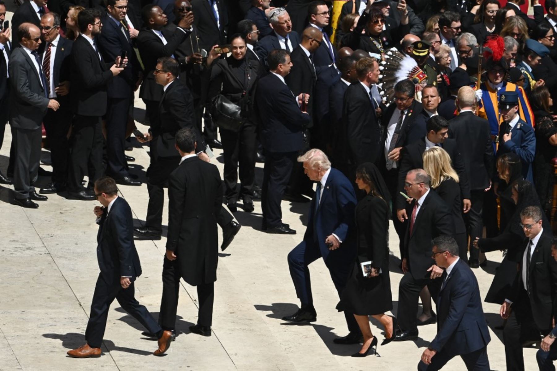 El presidente de Estados Unidos, Donald Trump, y la primera dama de Estados Unidos, Melania Trump, caminan después de la ceremonia fúnebre del difunto Papa Francisco en la Plaza de San Pedro en el Vaticano el sábado 26 de abril de 2025. Foto: AFP