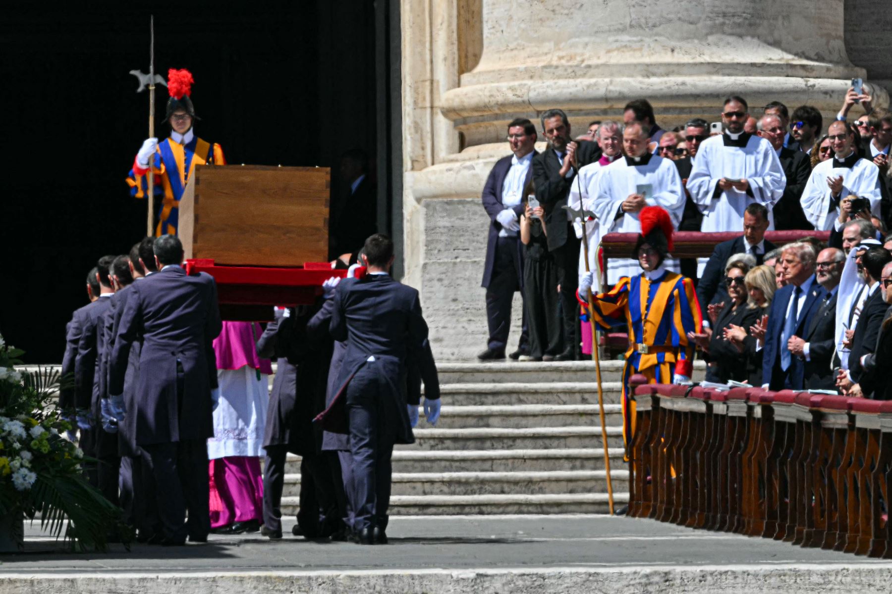 Los cargadores llevan el ataúd del difunto Papa Francisco mientras el presidente de los Estados Unidos, Donald Trump, observa durante la ceremonia fúnebre en la Plaza de San Pedro en el Vaticano, el sábado 26 de abril de 2025. Foto: AFP