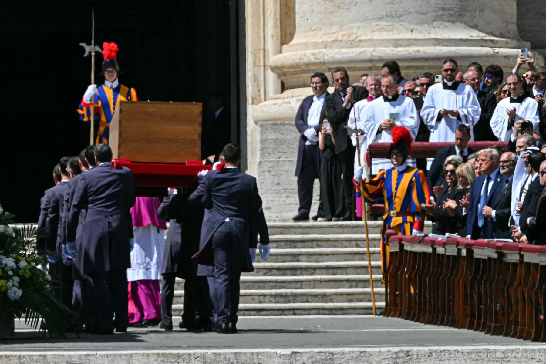 Los cargadores llevan el ataúd del difunto Papa Francisco mientras el presidente de los Estados Unidos, Donald Trump, observa durante la ceremonia fúnebre en la Plaza de San Pedro en el Vaticano, el sábado 26 de abril de 2025. Foto: AFP
