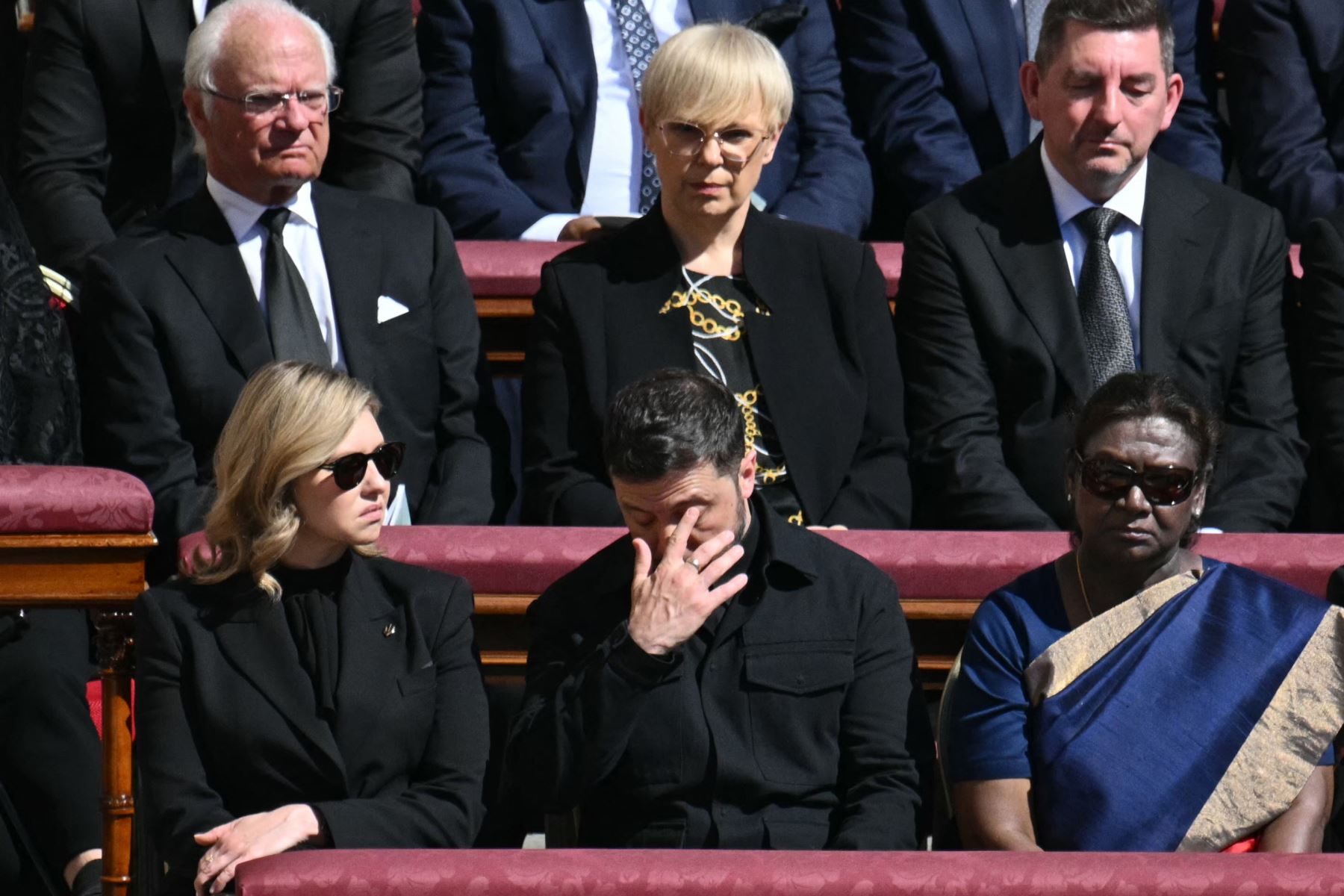 El presidente de Ucrania, Volodymyr Zelensky (C), y su esposa Olena Zelenska (I) se sientan junto a otros líderes, incluido el presidente de la India, Droupadi Murmu (D), mientras asisten a la ceremonia fúnebre del difunto Papa Francisco en la Plaza de San Pedro en el Vaticano el 26 de abril de 2025. Foto: AFP