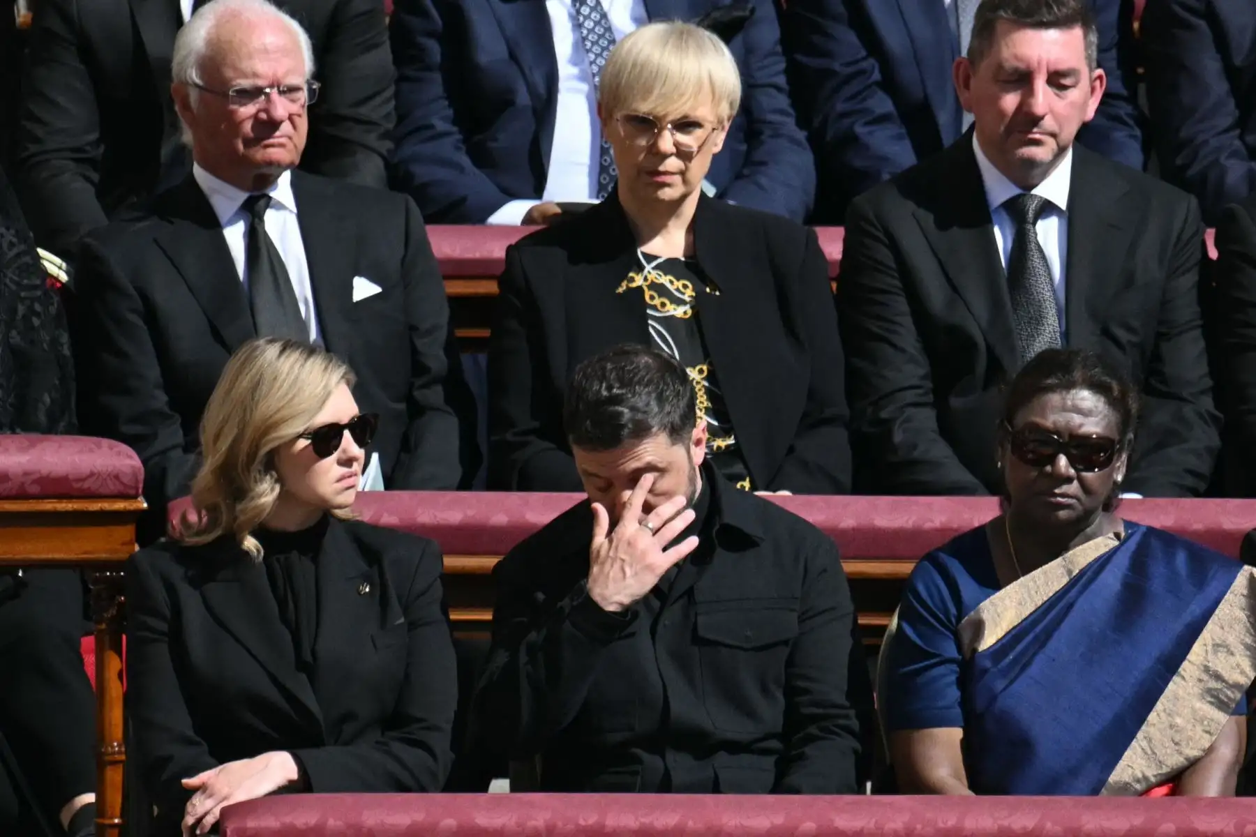 El presidente de Ucrania, Volodymyr Zelensky (C), y su esposa Olena Zelenska (I) se sientan junto a otros líderes, incluido el presidente de la India, Droupadi Murmu (D), mientras asisten a la ceremonia fúnebre del difunto Papa Francisco en la Plaza de San Pedro en el Vaticano el 26 de abril de 2025. Foto: AFP