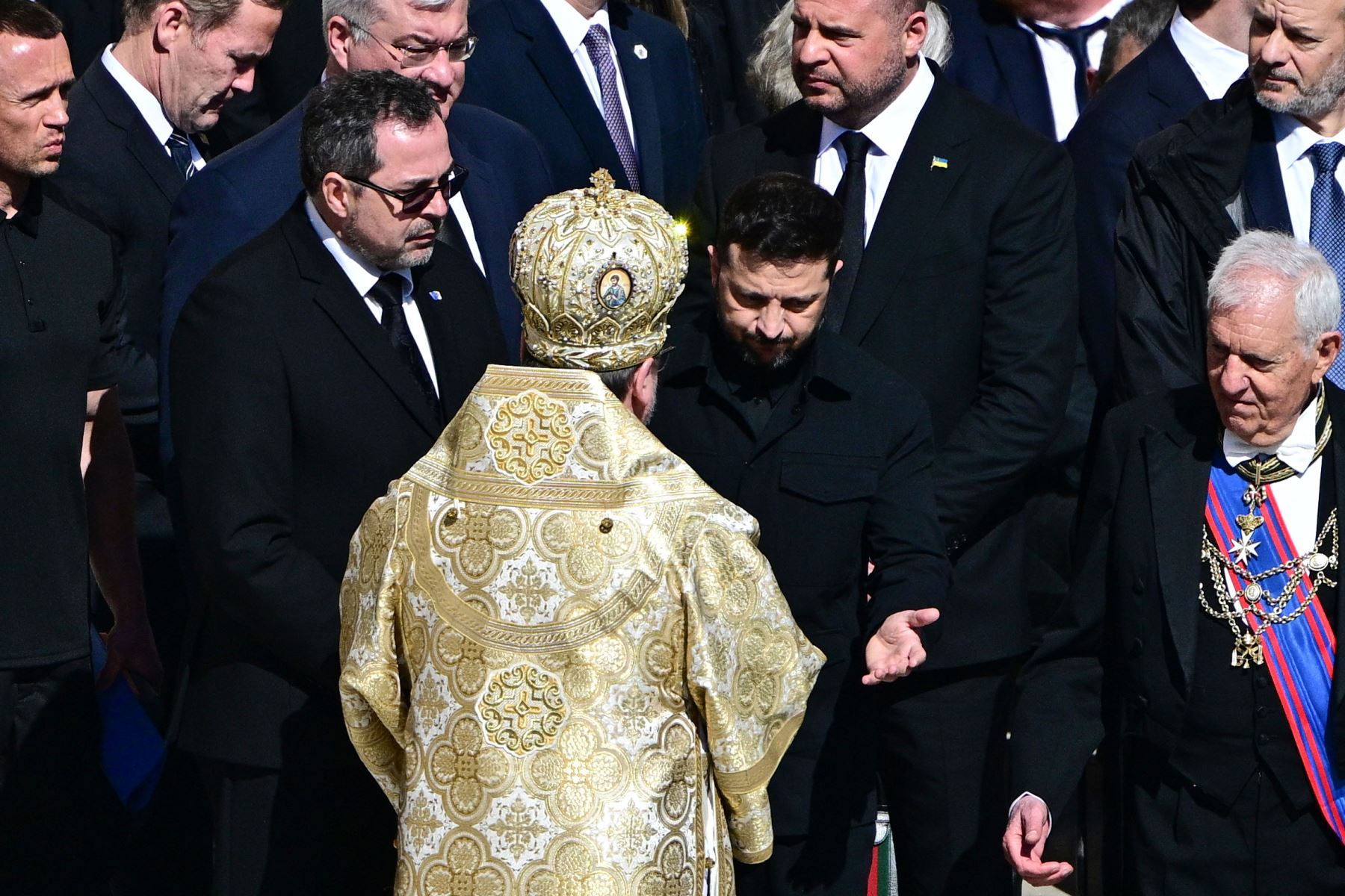 El presidente de Ucrania, Volodymyr Zelensky, llega a la ceremonia fúnebre del difunto Papa Francisco en la Plaza de San Pedro en el Vaticano el 26 de abril de 2025. Foto: AFP