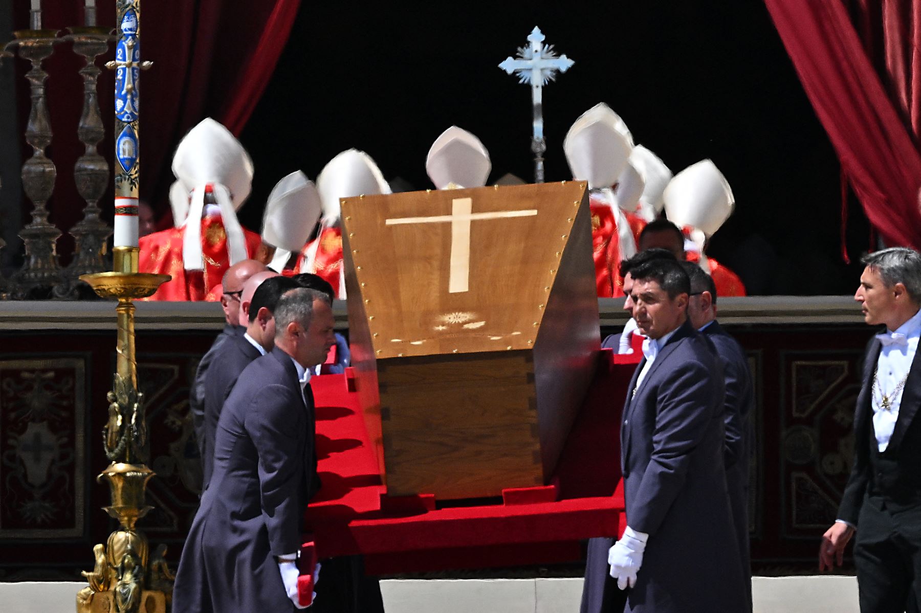 Los cargadores llevan el ataúd del difunto Papa Francisco al final de la ceremonia fúnebre en la Plaza de San Pedro en el Vaticano, el 26 de abril de 2025. Foto: AFP
