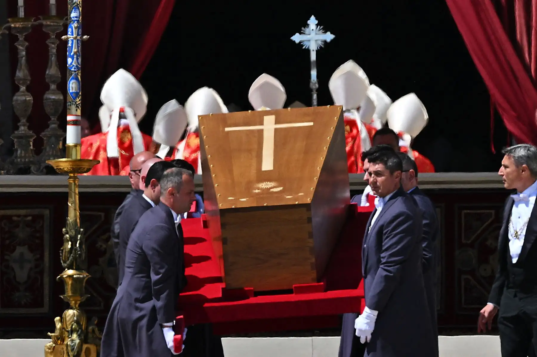 Los cargadores llevan el ataúd del difunto Papa Francisco al final de la ceremonia fúnebre en la Plaza de San Pedro en el Vaticano, el 26 de abril de 2025. Foto: AFP