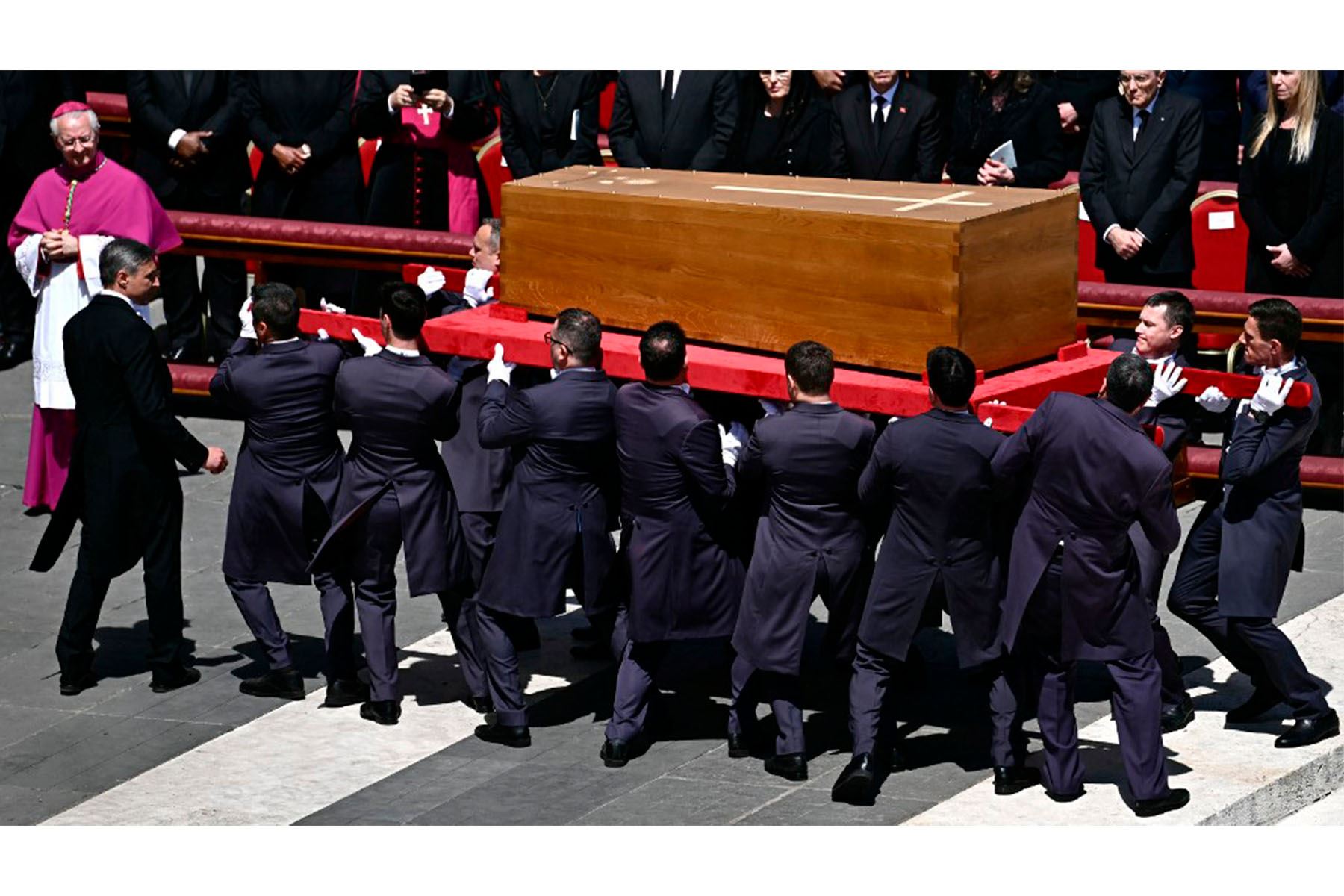 Los cargadores llevan el ataúd del difunto Papa Francisco al final de la ceremonia fúnebre en la Plaza de San Pedro en el Vaticano, el 26 de abril de 2025. Foto: AFP