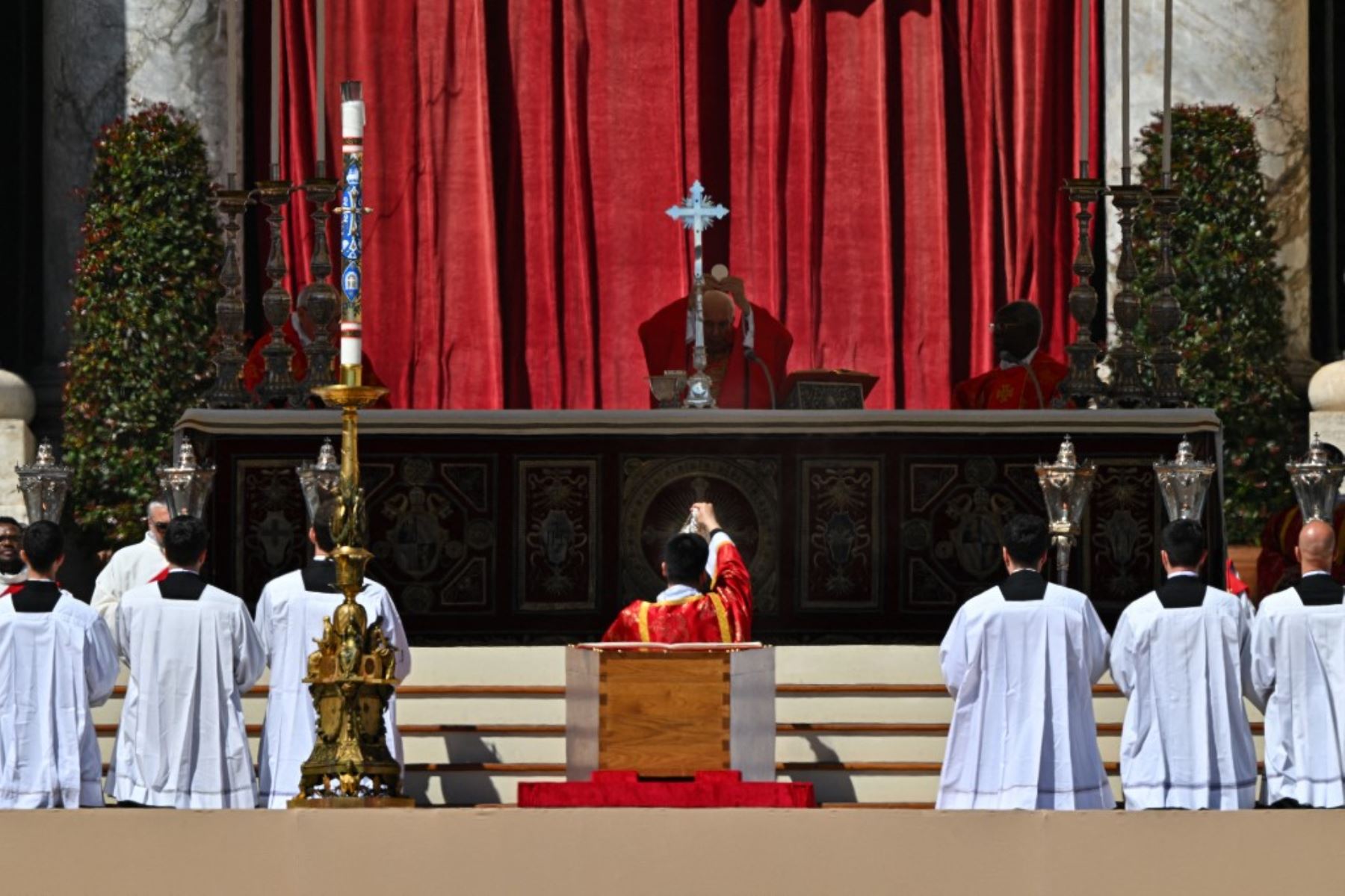 El cardenal Giovanni Battista Re celebra la Eucaristía mientras preside la ceremonia fúnebre del Papa Francisco en la Plaza de San Pedro en el Vaticano, el 26 de abril de 2025. Foto: AFP