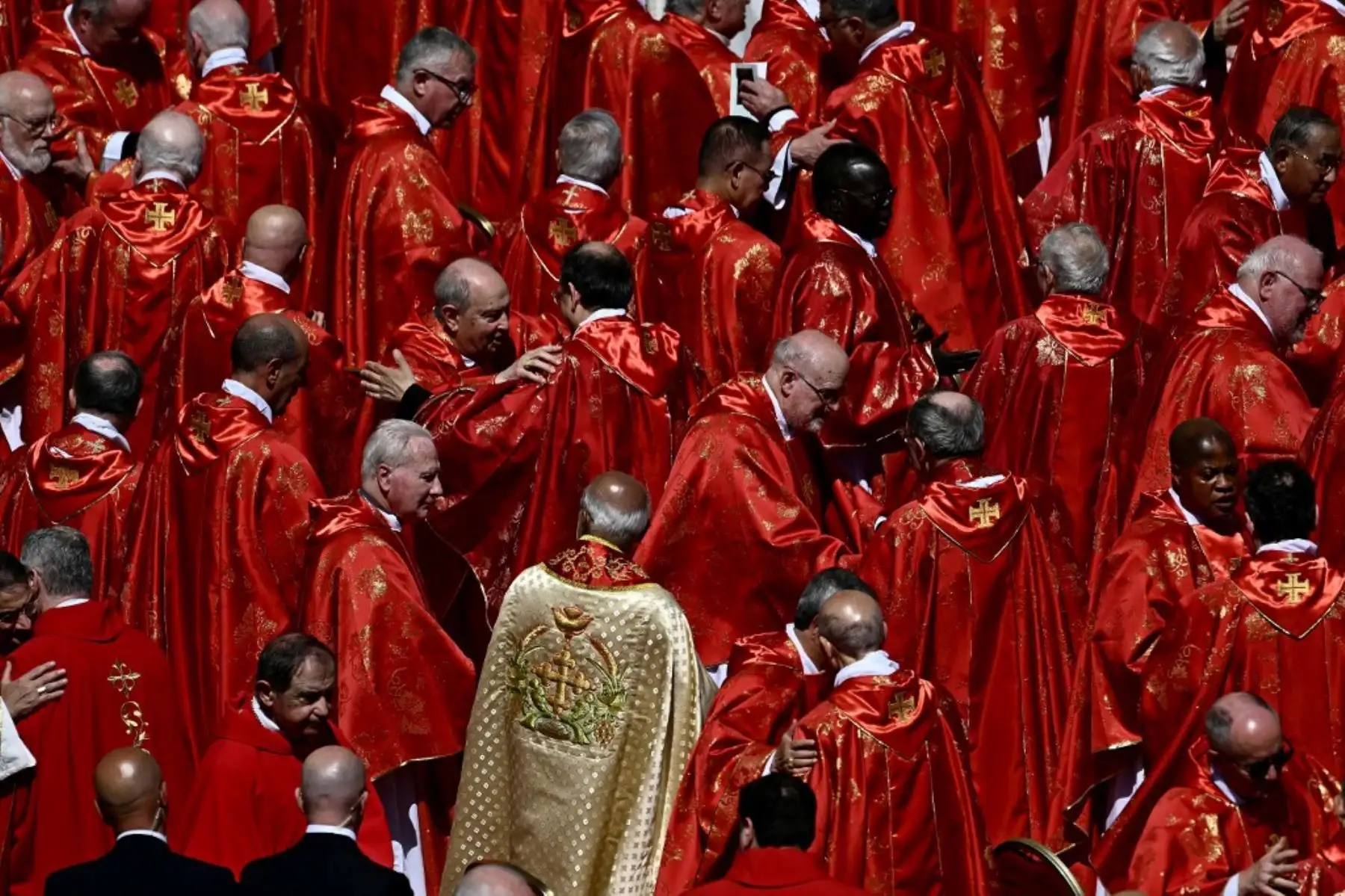 Los cardenales se abrazan después de la ceremonia fúnebre del difunto Papa Francisco en la Plaza de San Pedro en el Vaticano el 26 de abril de 2025. Foto: AFP