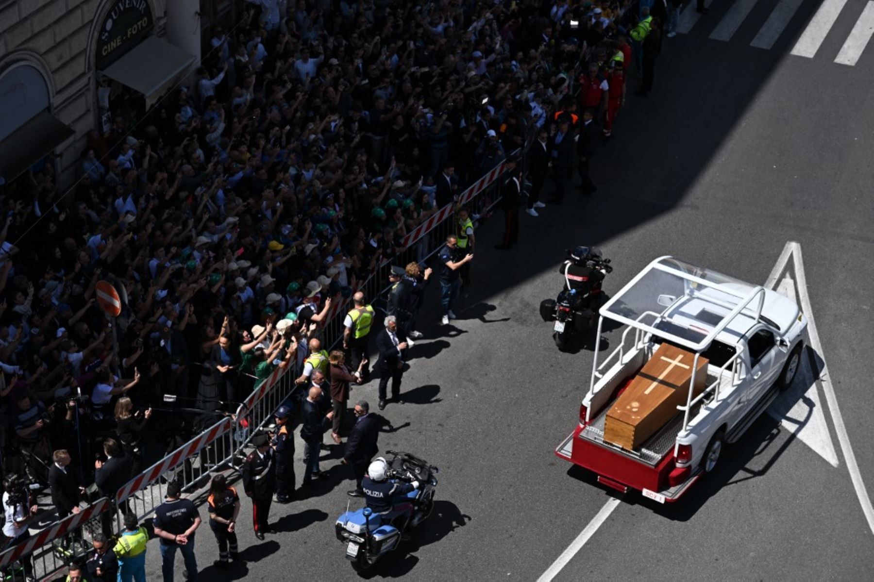La gente se reúne a lo largo de la carretera mientras el ataúd del difunto Papa Francisco es transportado desde la Basílica de San Pedro a la Basílica de Santa María la Mayor durante la ceremonia fúnebre en Roma el 26 de abril de 2025. Foto: AFP