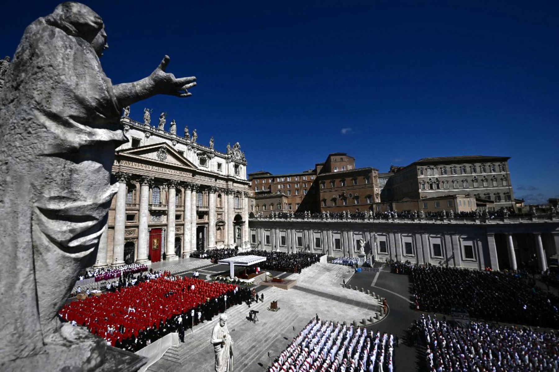 Vista panorámica de la ceremonia fúnebre del Papa Francisco en la Plaza de San Pedro en el Vaticano el 26 de abril de 2025. Foto: AFP