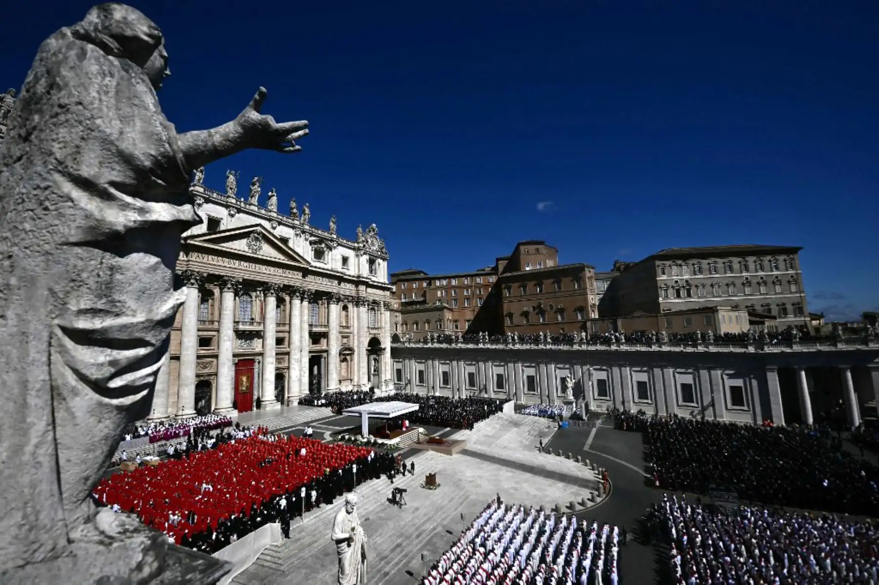 Vista panorámica de la ceremonia fúnebre del Papa Francisco en la Plaza de San Pedro en el Vaticano el 26 de abril de 2025. Foto: AFP