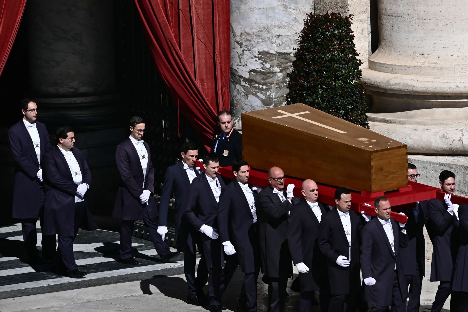 Los cargadores llevan el ataúd del difunto Papa Francisco al final de la ceremonia fúnebre en la Plaza de San Pedro en el Vaticano, el 26 de abril de 2025. Foto: AFP