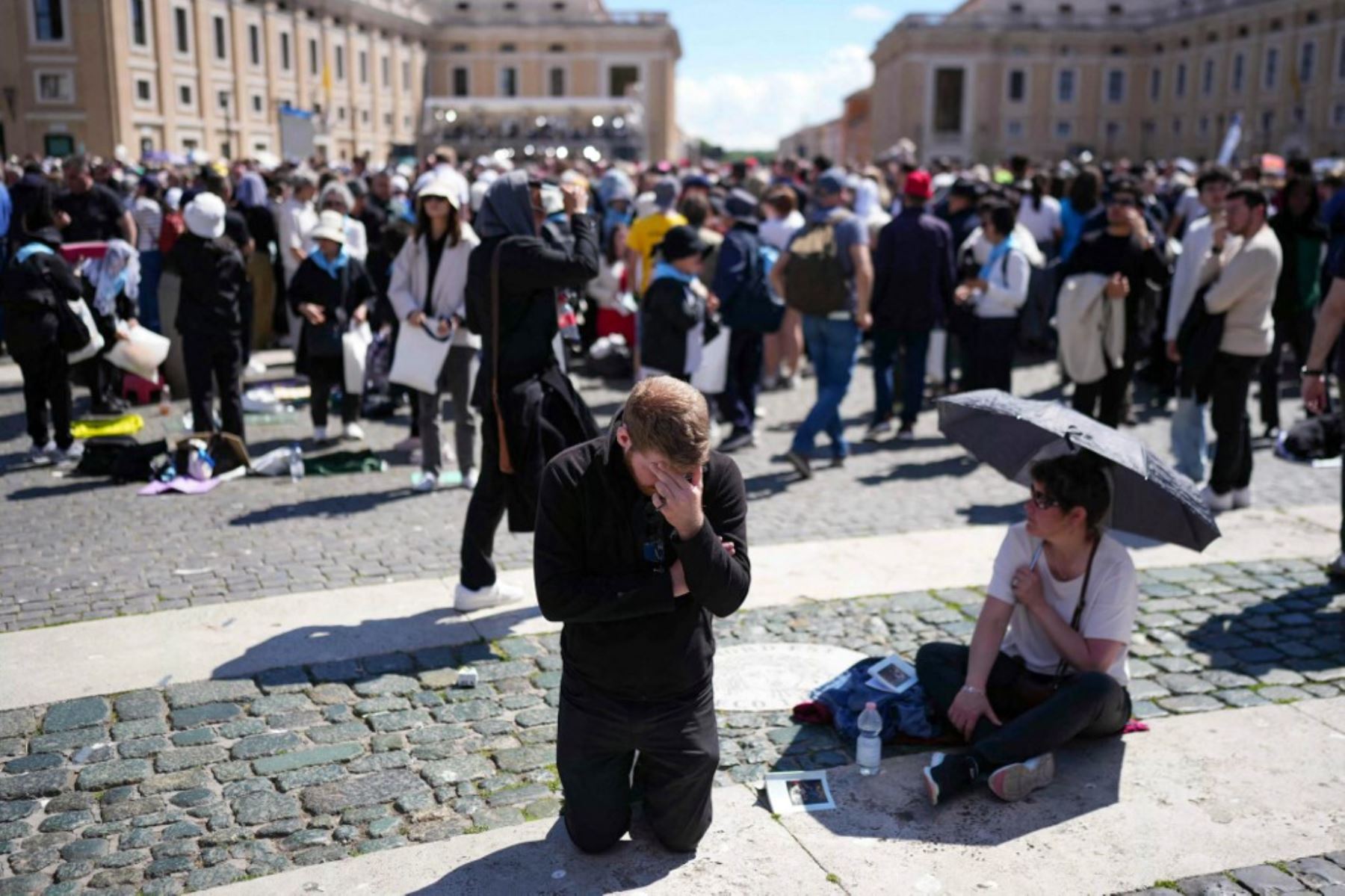 Fieles católicos asisten a la ceremonia fúnebre del Papa Francisco en la Plaza de San Pedro en el Vaticano el 26 de abril de 2025. Foto: AFP