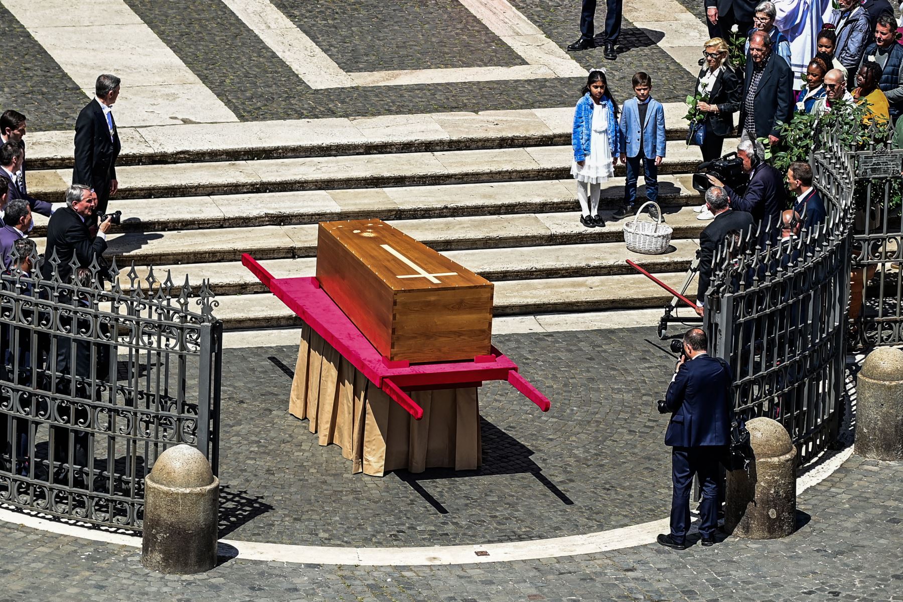 El ataúd del difunto Papa Francisco se encuentra en exteriores antes de ser llevado por los cargadores a la Basílica de Santa María la Mayor en Roma el 26 de abril de 2025. Foto: AFP
