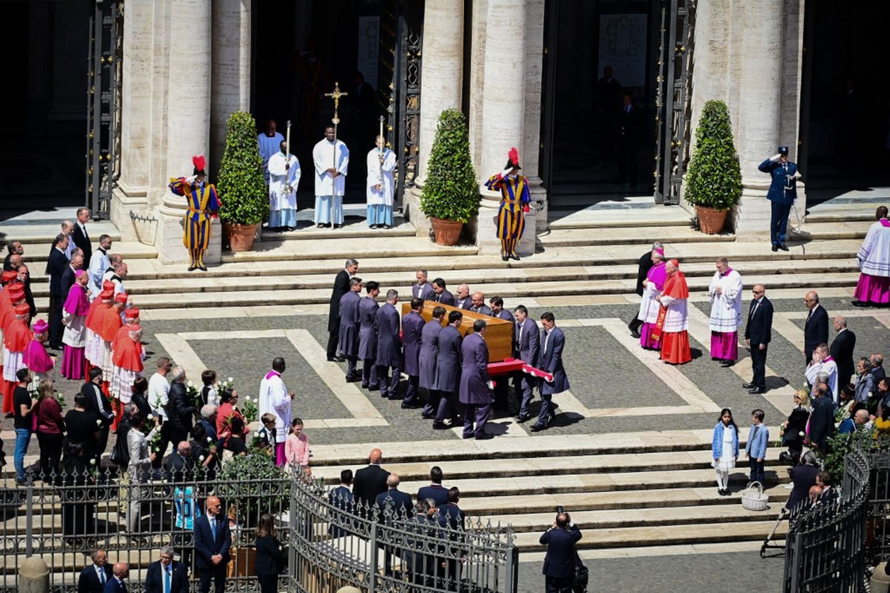 El ataúd del difunto Papa Francisco es llevado por cargadores a la Basílica de Santa María la Mayor en Roma el 26 de abril de 2025. Foto: AFP