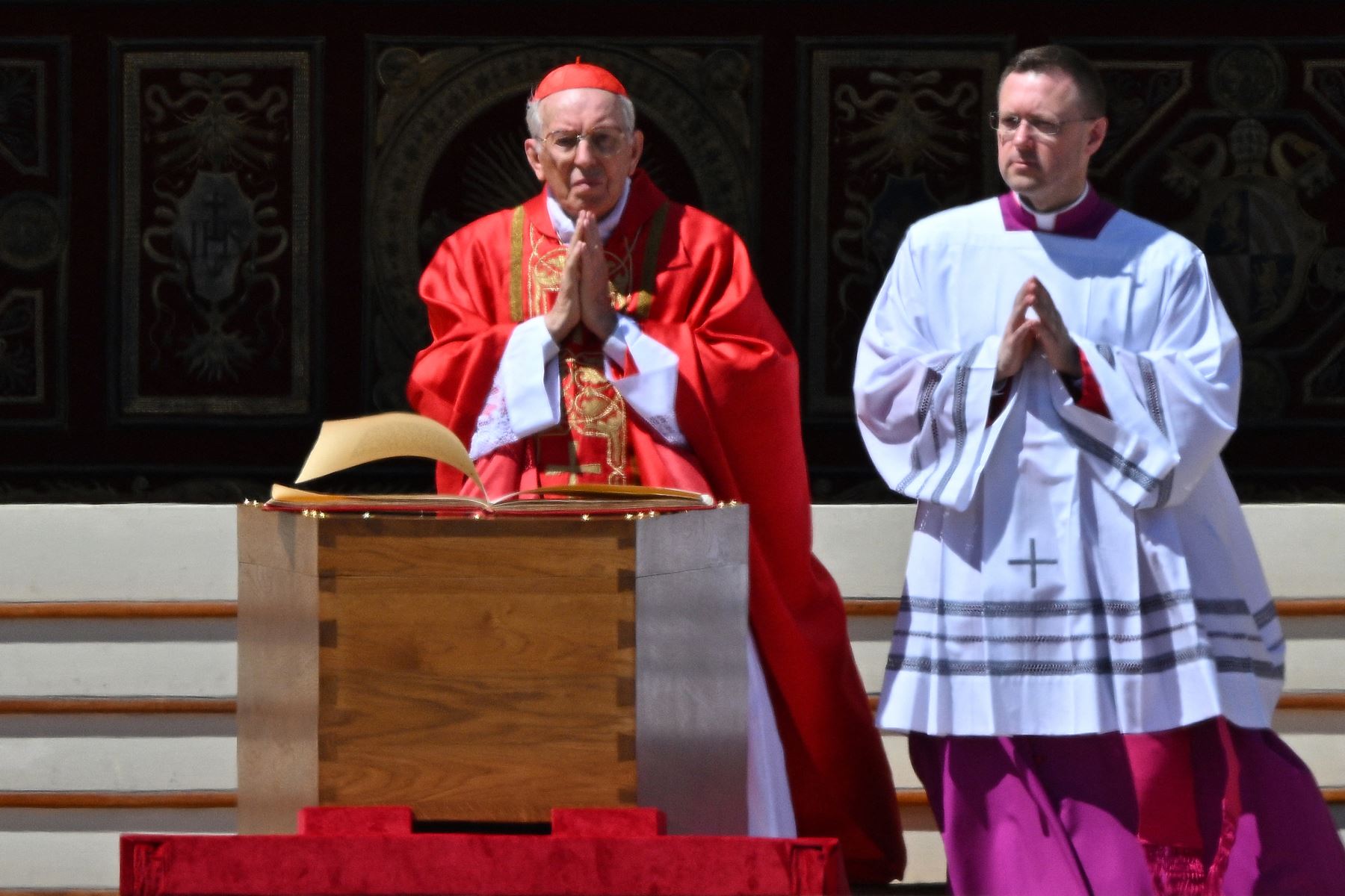 El cardenal italiano Giovanni Battista Re (izq.) oficia la misa fúnebre cerca del ataúd del difunto Papa Francisco durante la ceremonia fúnebre en la Plaza de San Pedro en el Vaticano, el 26 de abril de 2025. Foto: AFP