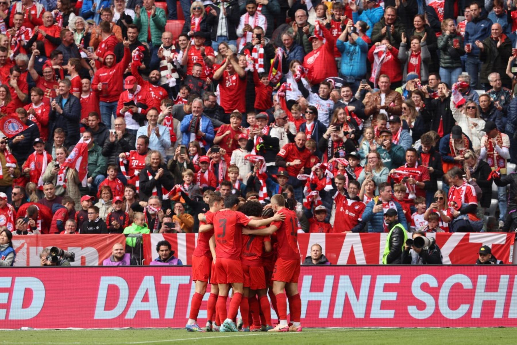 El delantero alemán del Bayern Munich, Leroy Sane, es celebrado por sus compañeros de equipo después de marcar el gol inicial durante el partido de fútbol de la primera división alemana, la Bundesliga, entre el FC Bayern Munich y el FSV Mainz 05 en Munich, sur de Alemania, el 26 de abril de 2025. Foto: AFP