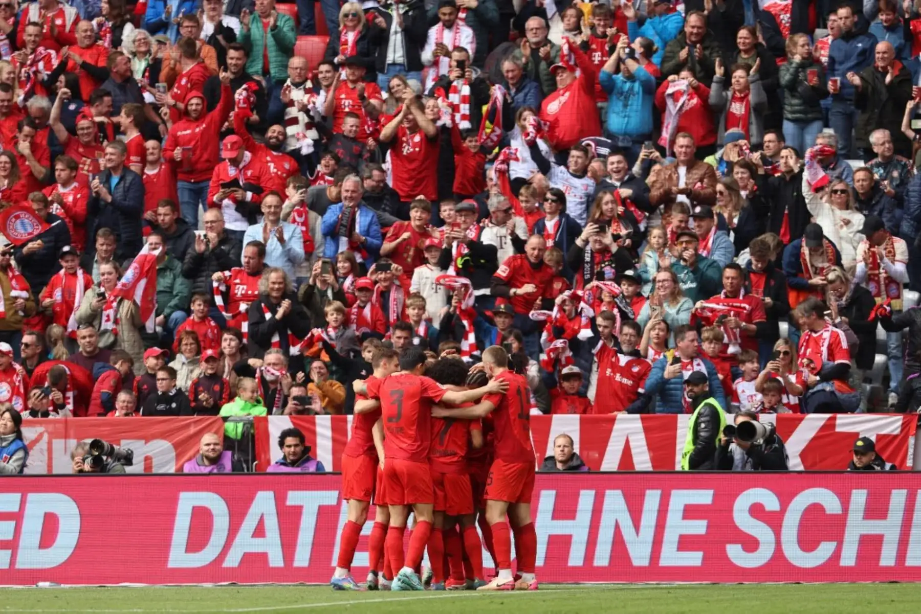 El delantero alemán del Bayern Munich, Leroy Sane, es celebrado por sus compañeros de equipo después de marcar el gol inicial durante el partido de fútbol de la primera división alemana, la Bundesliga, entre el FC Bayern Munich y el FSV Mainz 05 en Munich, sur de Alemania, el 26 de abril de 2025. Foto: AFP