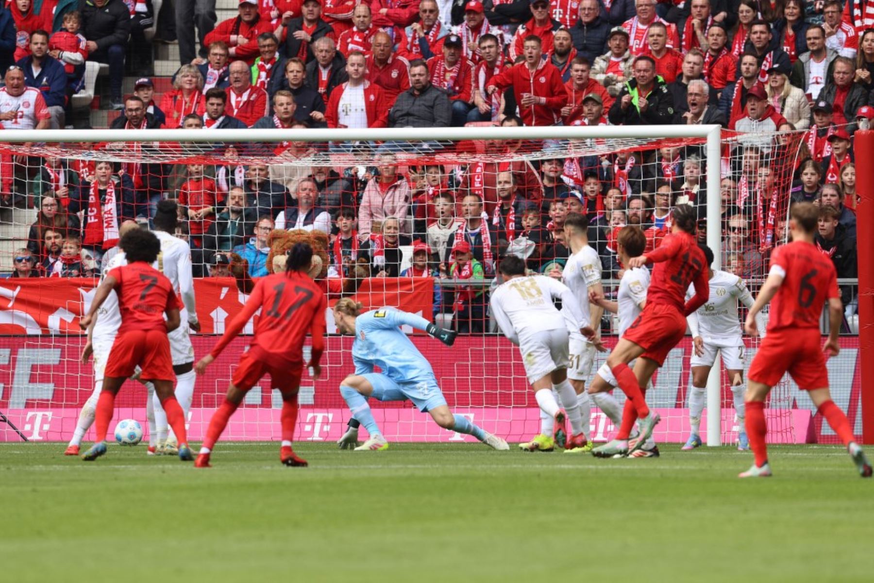 El delantero alemán del Bayern Munich, Leroy Sane, marca el gol inicial ante el portero alemán del Mainz, Robin Zentner, durante el partido de fútbol de la primera división alemana, la Bundesliga, entre el FC Bayern Munich y el FSV Mainz 05 en Munich, sur de Alemania, el 26 de abril de 2025. Foto: AFP