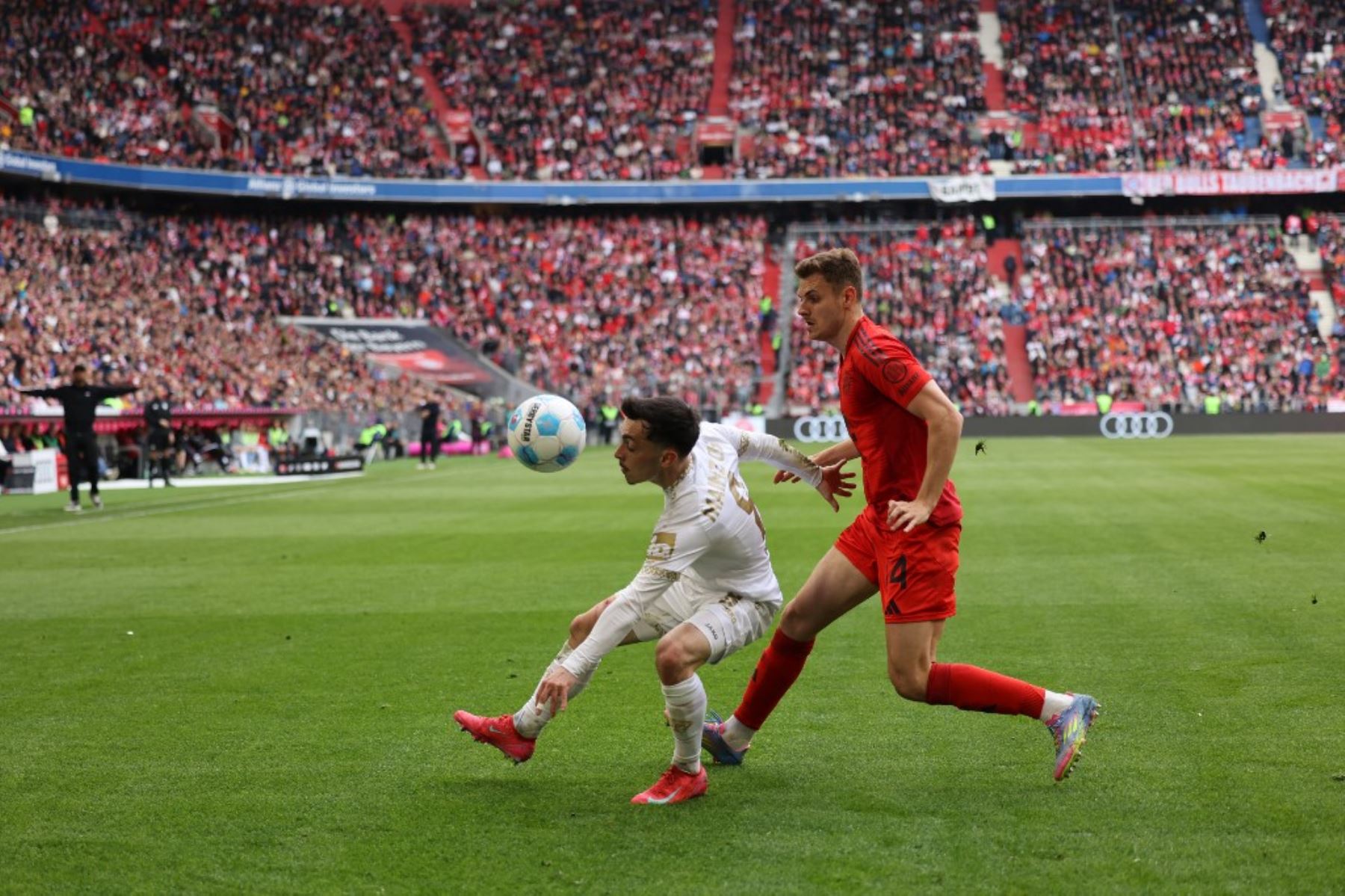 El centrocampista alemán del Mainz, Paul Nebel, y el centrocampista germano-croata del Bayern Munich, Gabriel Vidovic, compiten por el balón durante el partido de fútbol de la primera división alemana, la Bundesliga, entre el FC Bayern Munich y el FSV Mainz 05 en Munich, sur de Alemania, el 26 de abril de 2025. Foto: AFP
