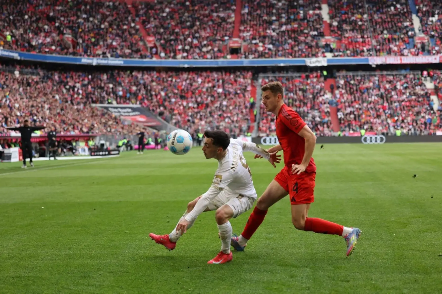 El centrocampista alemán del Mainz, Paul Nebel, y el centrocampista germano-croata del Bayern Munich, Gabriel Vidovic, compiten por el balón durante el partido de fútbol de la primera división alemana, la Bundesliga, entre el FC Bayern Munich y el FSV Mainz 05 en Munich, sur de Alemania, el 26 de abril de 2025. Foto: AFP