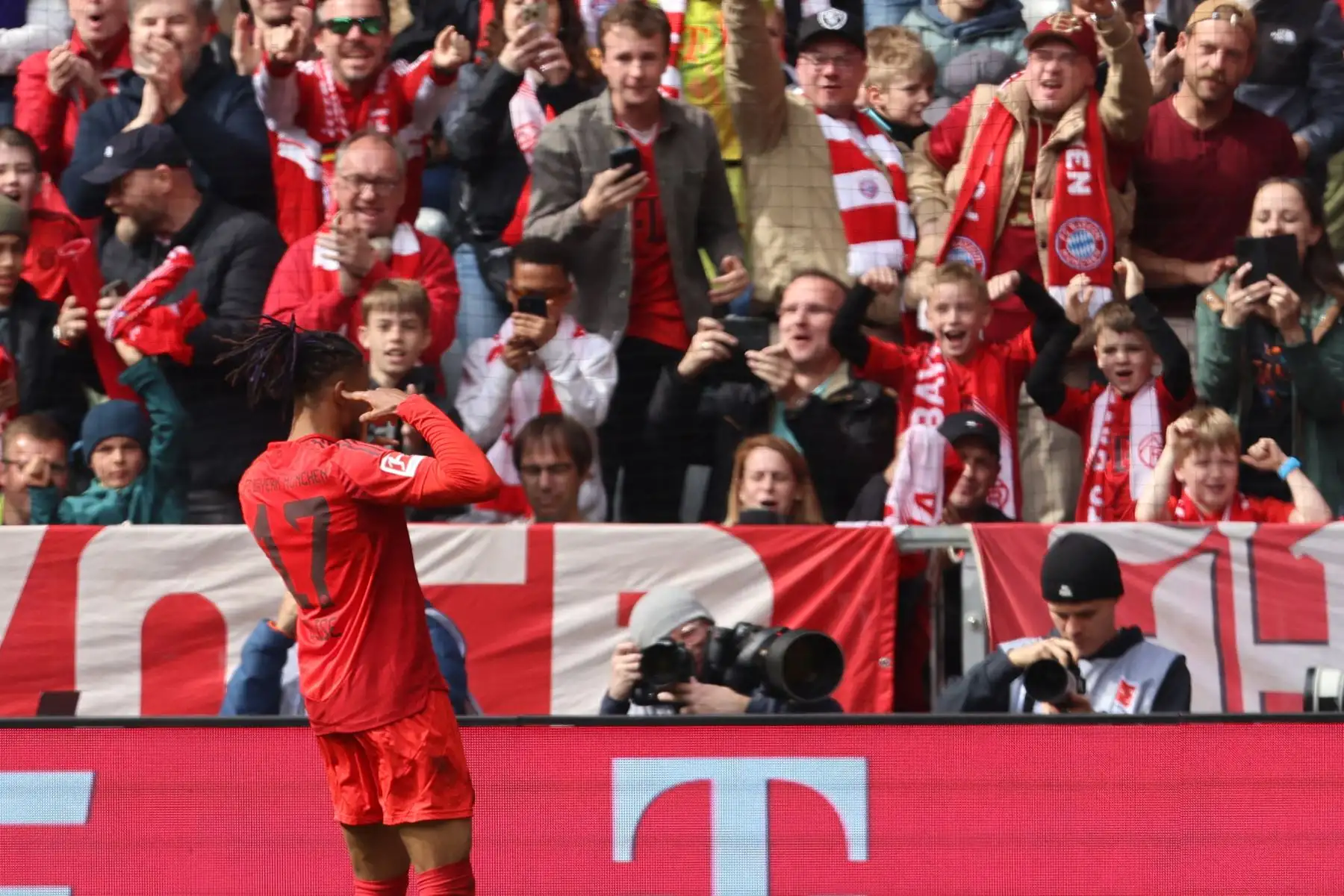 El centrocampista francés del Bayern Munich, Michael Olise, celebra el gol del 2-0 durante el partido de fútbol de la primera división alemana, la Bundesliga, entre el FC Bayern Munich y el 1 FSV Mainz 05 en Munich, sur de Alemania, el 26 de abril de 2025. Foto: AFP