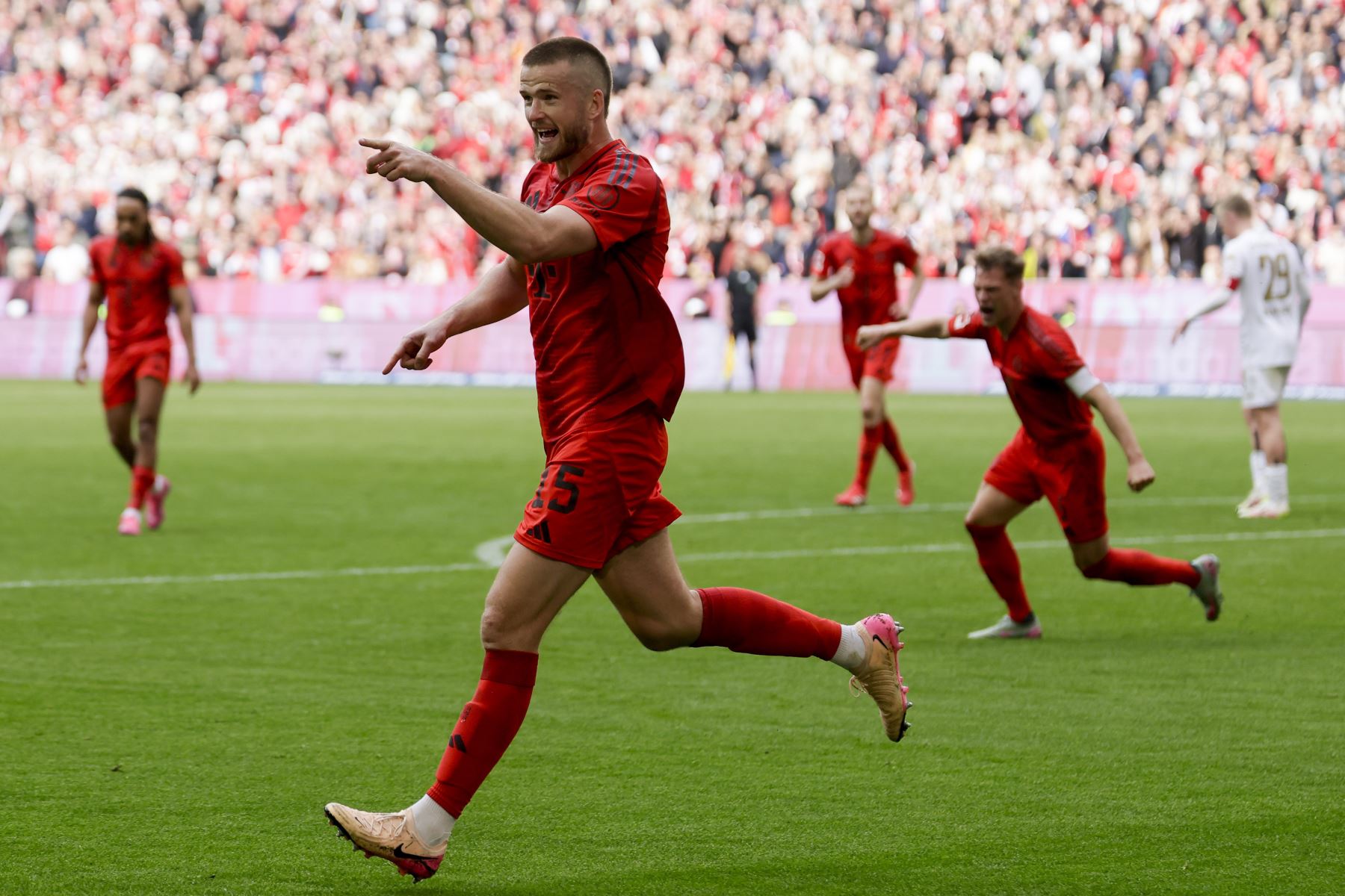 Eric Dier de Múnich celebra después de marcar la ventaja de 3-0 durante el partido de fútbol de la Bundesliga alemana entre el FC Bayern Múnich y el FSV Mainz 05 en Múnich, Alemania, el 26 de abril de 2025. Foto: EFE