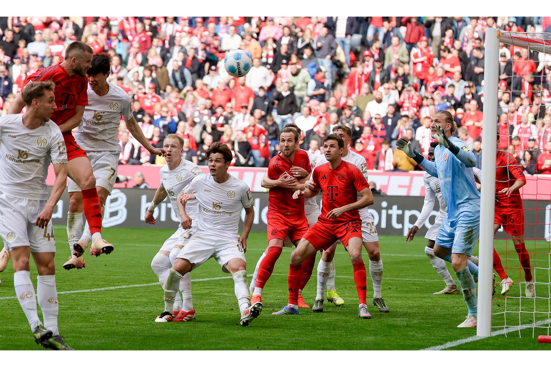 Eric Dier de Múnich marca la ventaja de 3-0 durante el partido de fútbol de la Bundesliga alemana entre el FC Bayern Múnich y el FSV Mainz 05 en Múnich, Alemania, el 26 de abril de 2025. Foto: EFE