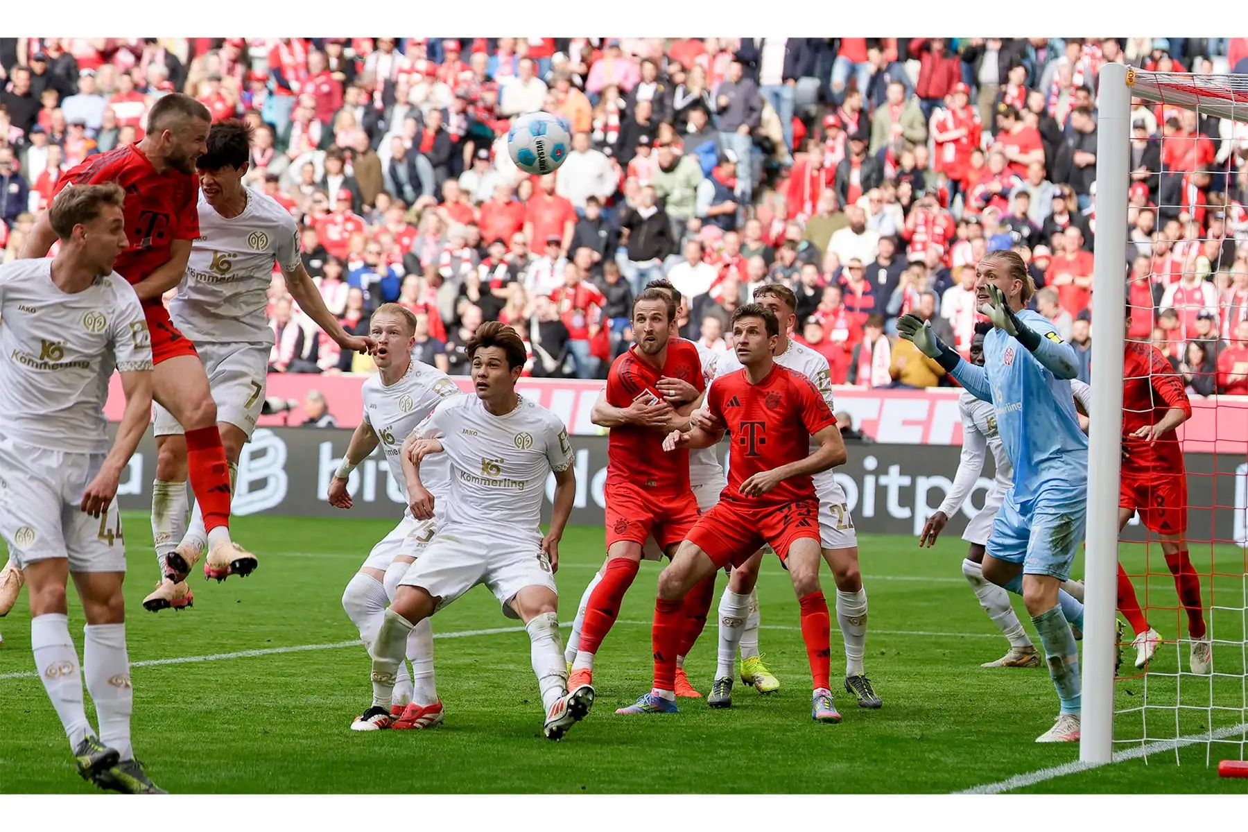Eric Dier de Múnich marca la ventaja de 3-0 durante el partido de fútbol de la Bundesliga alemana entre el FC Bayern Múnich y el FSV Mainz 05 en Múnich, Alemania, el 26 de abril de 2025. Foto: EFE