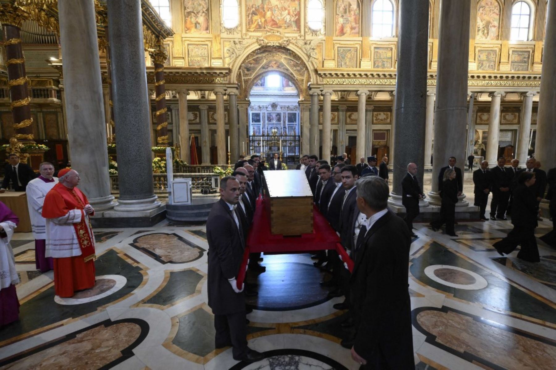 Esta foto, tomada y publicada el 26 de abril de 2025 por The Vatican Media, muestra a los portadores del féretro del difunto papa Francisco al final de su funeral, dentro de la Basílica de Santa María la Mayor, su última morada, en Roma. El papa Francisco fue enterrado en su iglesia favorita de Roma tras una misa funeral en la Plaza de San Pedro, según informó el Vaticano el 26 de abril de 2025. Foto: AFP