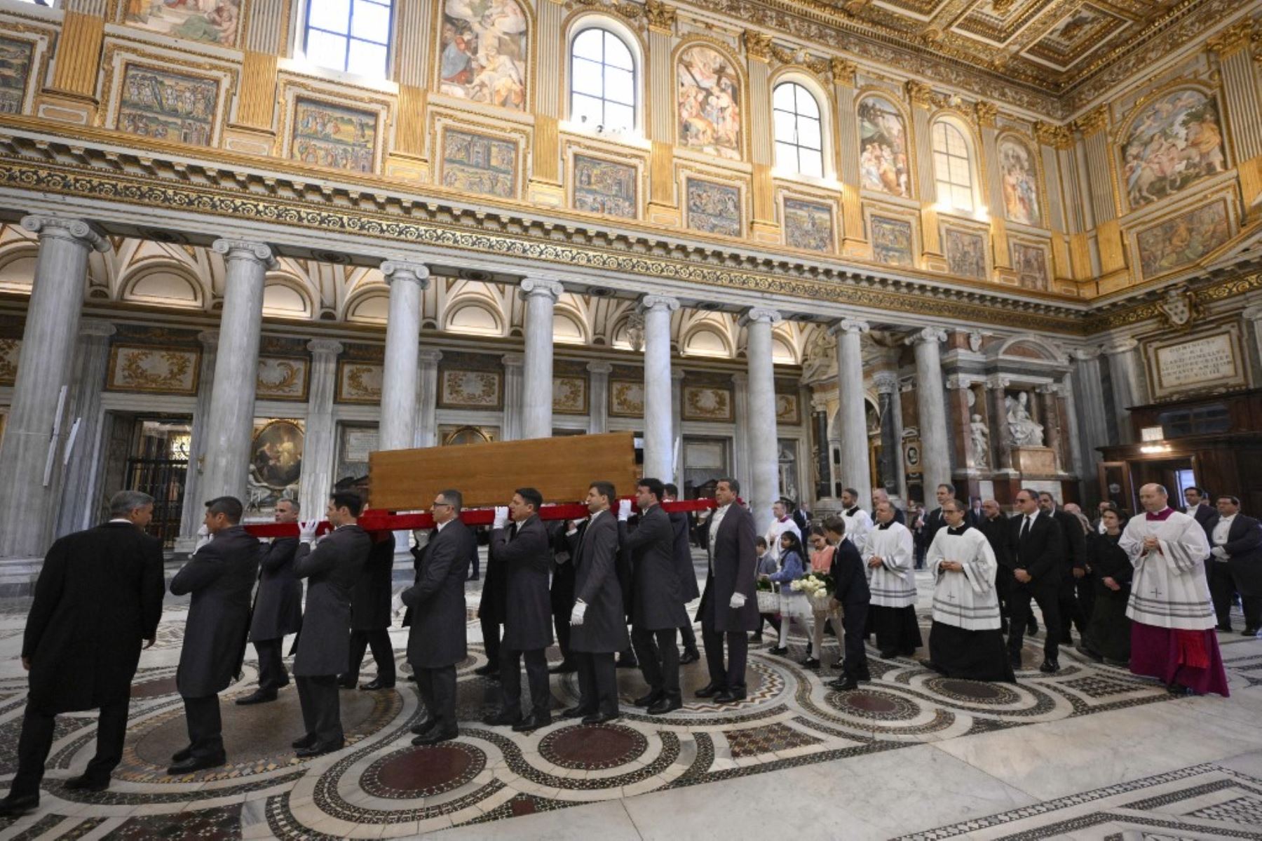 Esta fotografía, tomada y publicada el 26 de abril de 2025 por The Vatican Media, muestra a los portadores del féretro llevando el ataúd del difunto Papa Francisco al final de su servicio funeral, dentro de la Basílica de Santa María la Mayor, el lugar de descanso final del Papa, en Roma. Foto: AFP