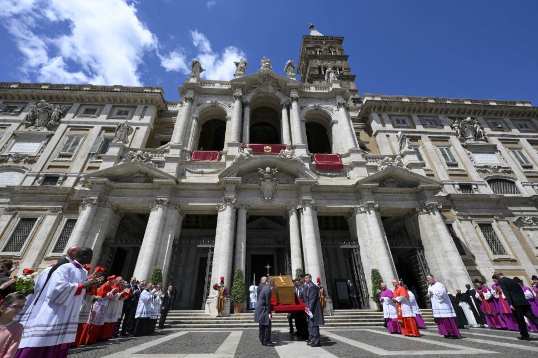 Esta fotografía, tomada y publicada el 26 de abril de 2025 por The Vatican Media, muestra a los portadores del féretro llevando el ataúd del difunto Papa Francisco al final de su servicio funeral, frente a la Basílica de Santa María la Mayor, el lugar de descanso final del Papa, en Roma. Foto: AFP