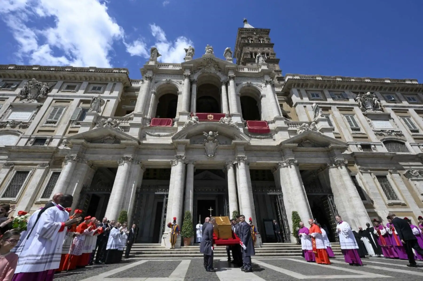 Esta fotografía, tomada y publicada el 26 de abril de 2025 por The Vatican Media, muestra a los portadores del féretro llevando el ataúd del difunto Papa Francisco al final de su servicio funeral, frente a la Basílica de Santa María la Mayor, el lugar de descanso final del Papa, en Roma. Foto: AFP
