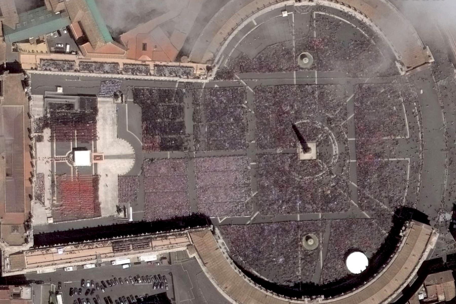 Esta imagen satelital, tomada y publicada el 26 de abril de 2025 por Maxar Technologies, muestra una Plaza de San Pedro abarrotada durante el funeral del Papa Francisco. Foto: Imagen Satelital ©2025 Maxar Technologies / AFP