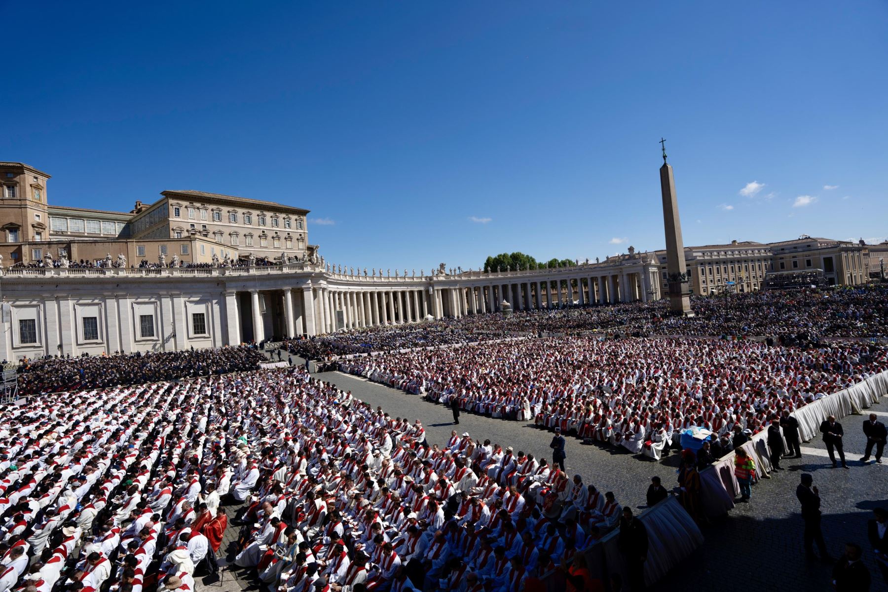 Esta foto proporcionada por la Oficina de Prensa del Palacio Chigi muestra la misa funeral del Papa Francisco en la Plaza de San Pedro, en el atrio de la Basílica de San Pedro en la Ciudad del Vaticano, el 26 de abril de 2025. El Papa Francisco falleció el lunes de Pascua, 21 de abril de 2025, a la edad de 88 años. Foto: EFE